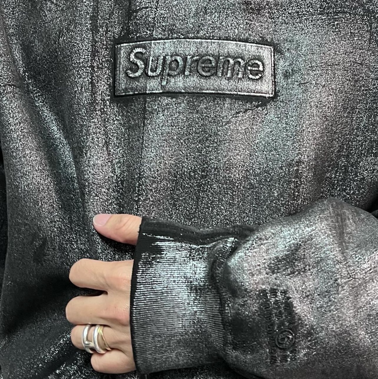 Supreme x MM6 Maison Margiela Foil Box Logo Hooded Sweatshirt White - 24SS, Supreme x MM6 Maison Margiela Foil Box Logo Hooded Sweatshirt Black - 24SS 착용 스타일 - 2