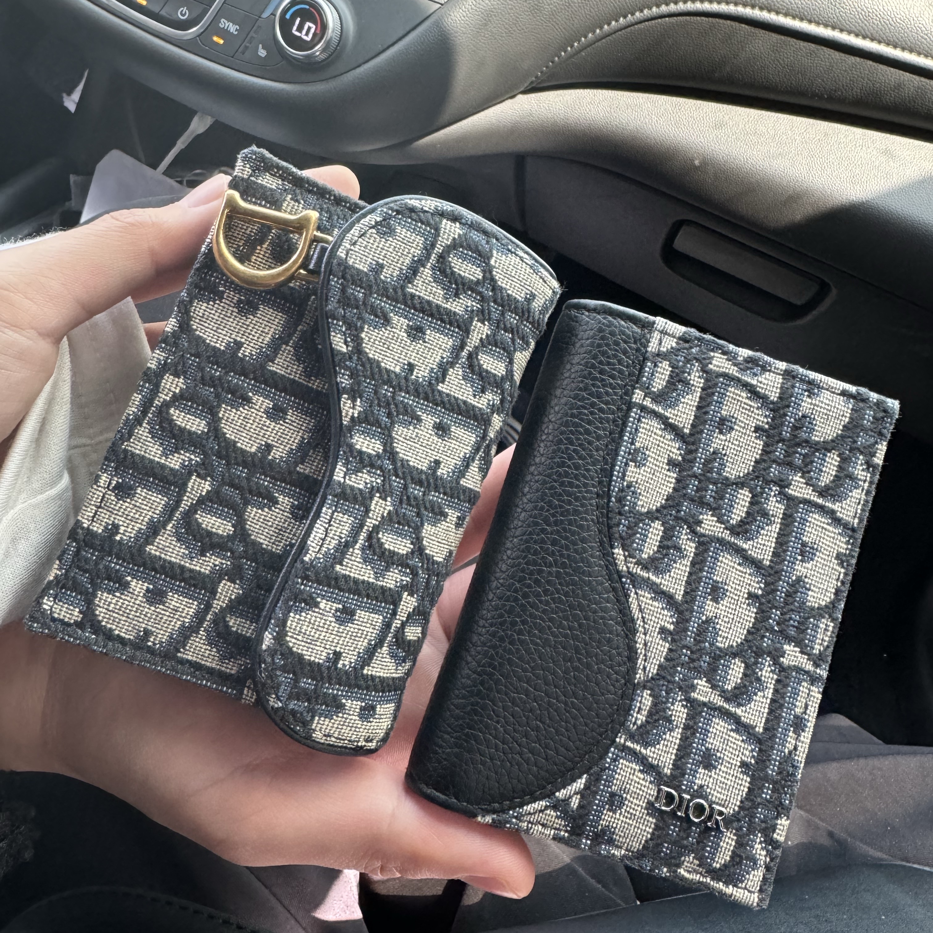 Dior Saddle Flap Card Holder Blue Dior Oblique Jacquard 착용 스타일