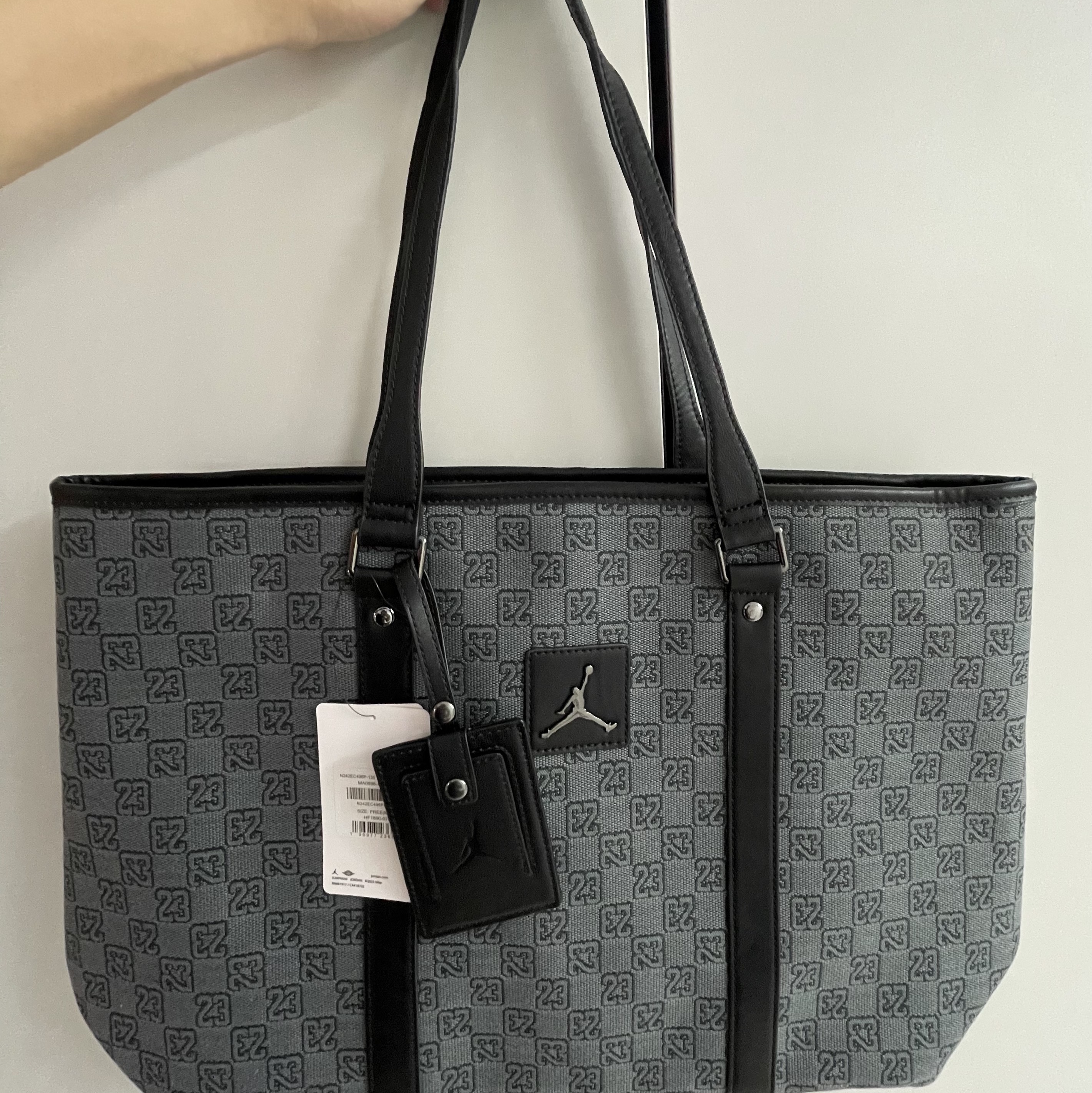 Jordan Monogram Tote Bag 32L Dark Smoke Grey 착용 스타일