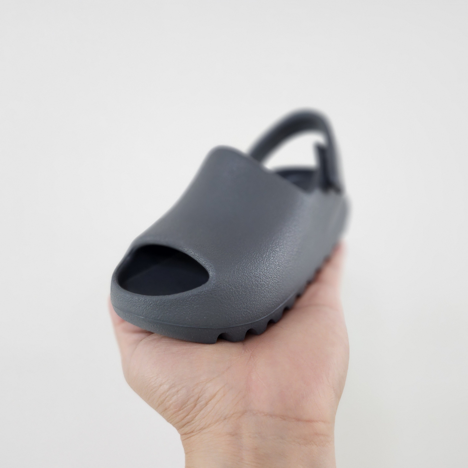 (Infant) Adidas Yeezy Slide Slate Grey 착용 스타일 - 1