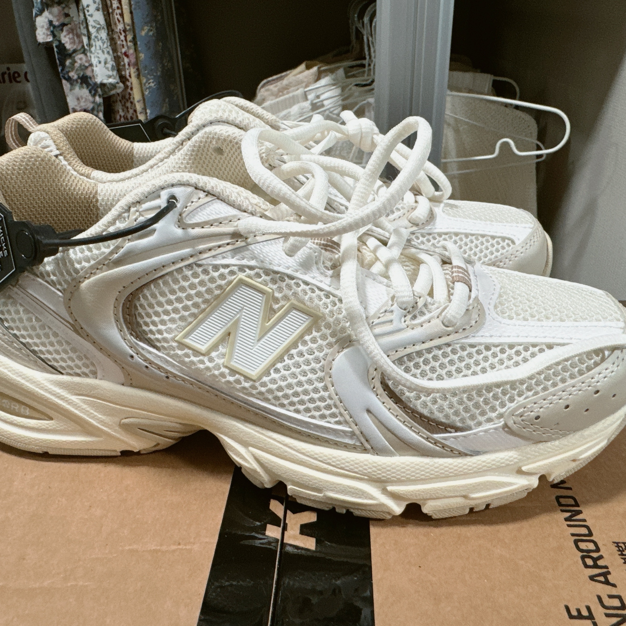 New Balance 530 Beige Angora 착용 스타일