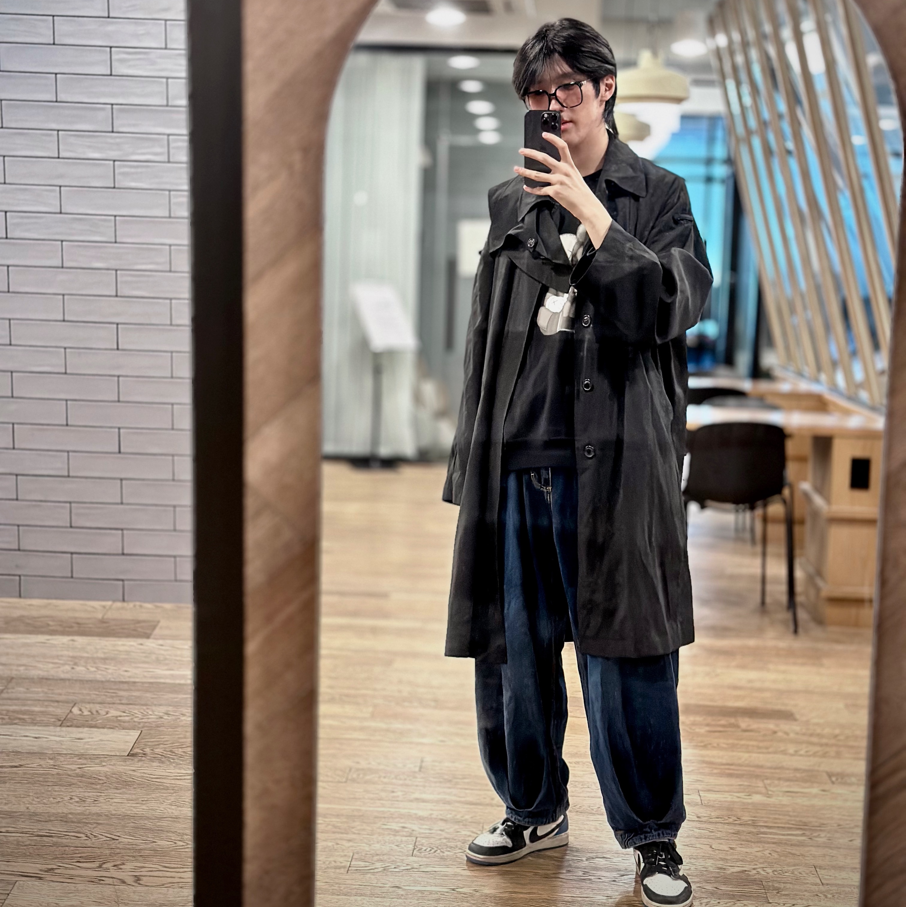 Uniqlo UT x Kaws Long Sleeve Sweatshirt Black, Zara x Ader Error Wide Leg Jeans Blue 착용 스타일