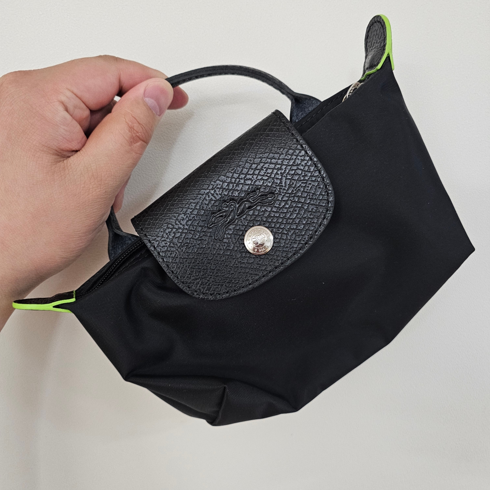 Longchamp Le Pliage Green Handle Pouch Black 착용 스타일