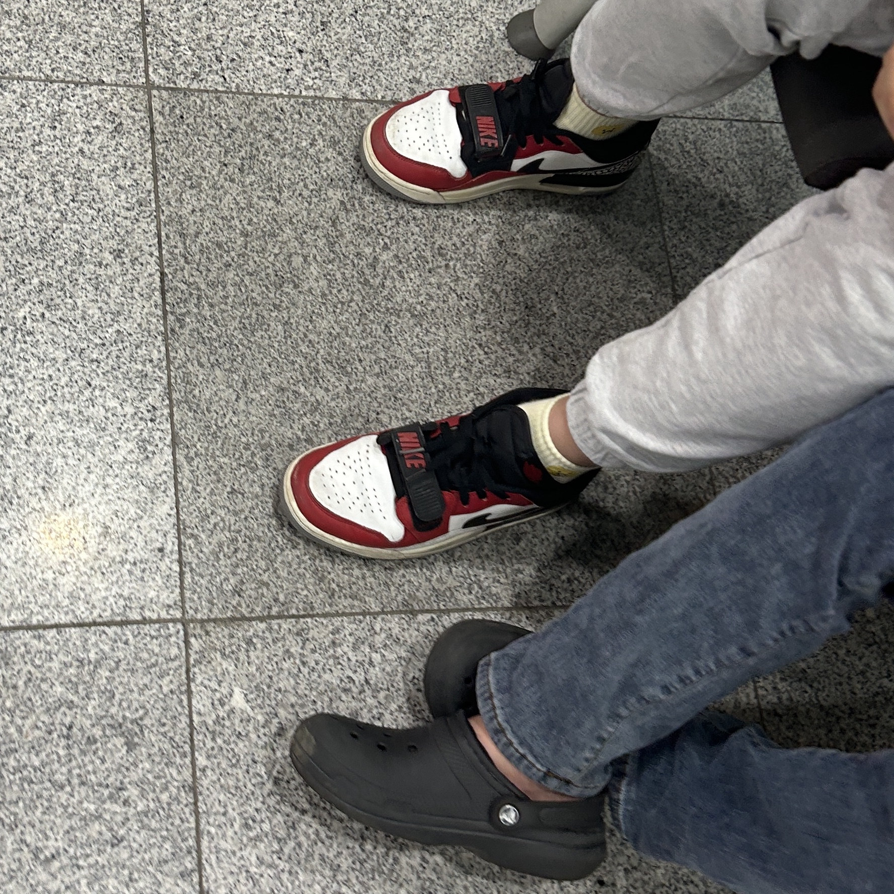 (GS) Jordan Legacy 312 Low White Gym Red, (Kids) Crocs Classic Clog Black 착용 스타일