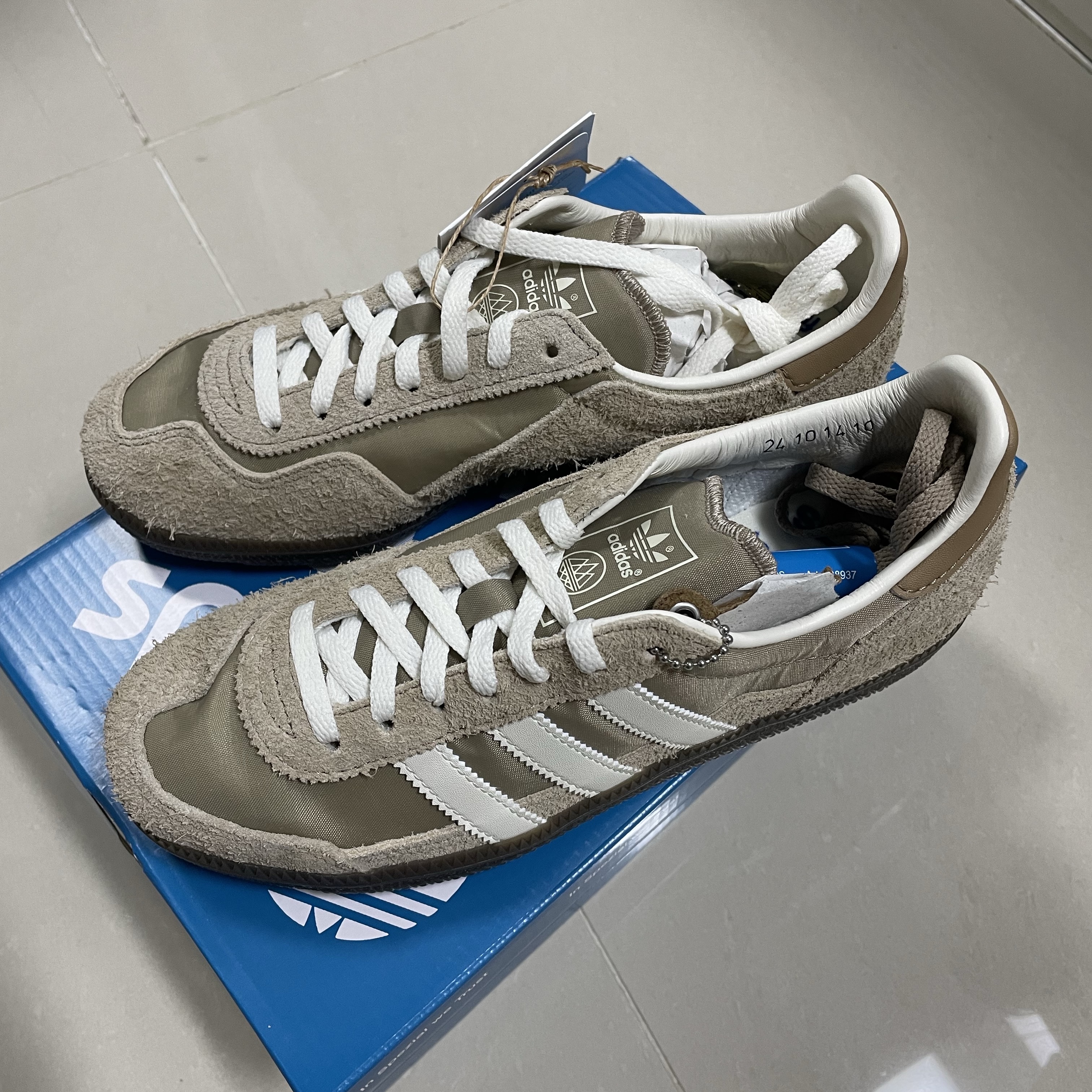 Adidas Wensley Spezial Cardboard Off White 착용 스타일 - 3