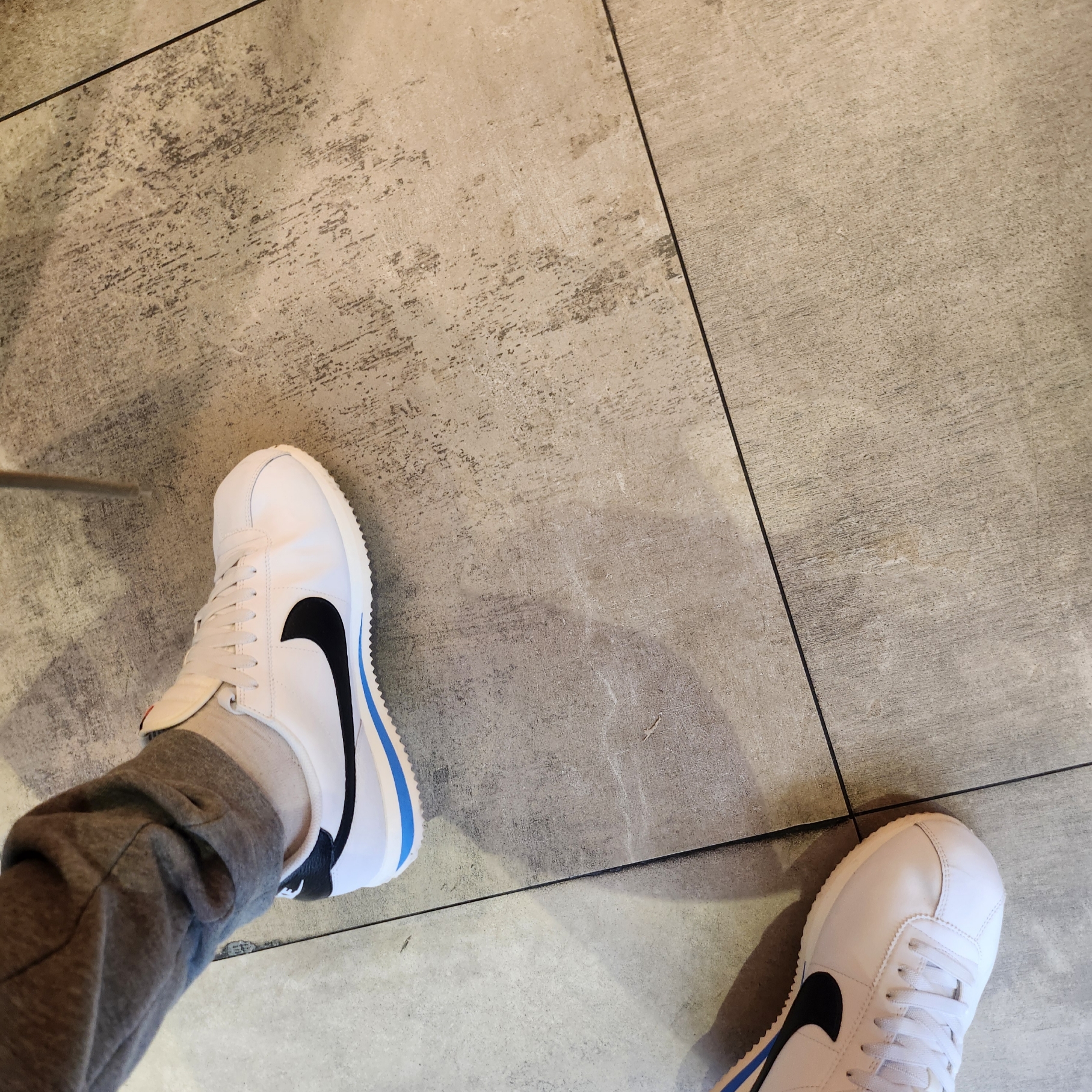 Nike Cortez White and Black 착용 스타일