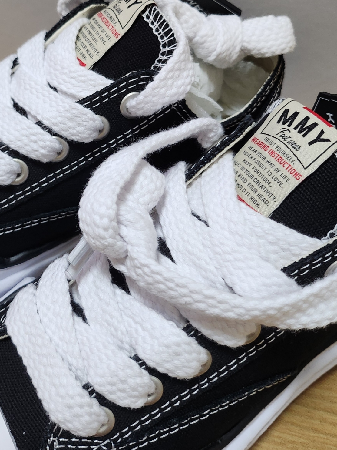 Maison Mihara Yasuhiro Peterson OG Sole Canvas Low Sneakers Black 착용 스타일 - 3