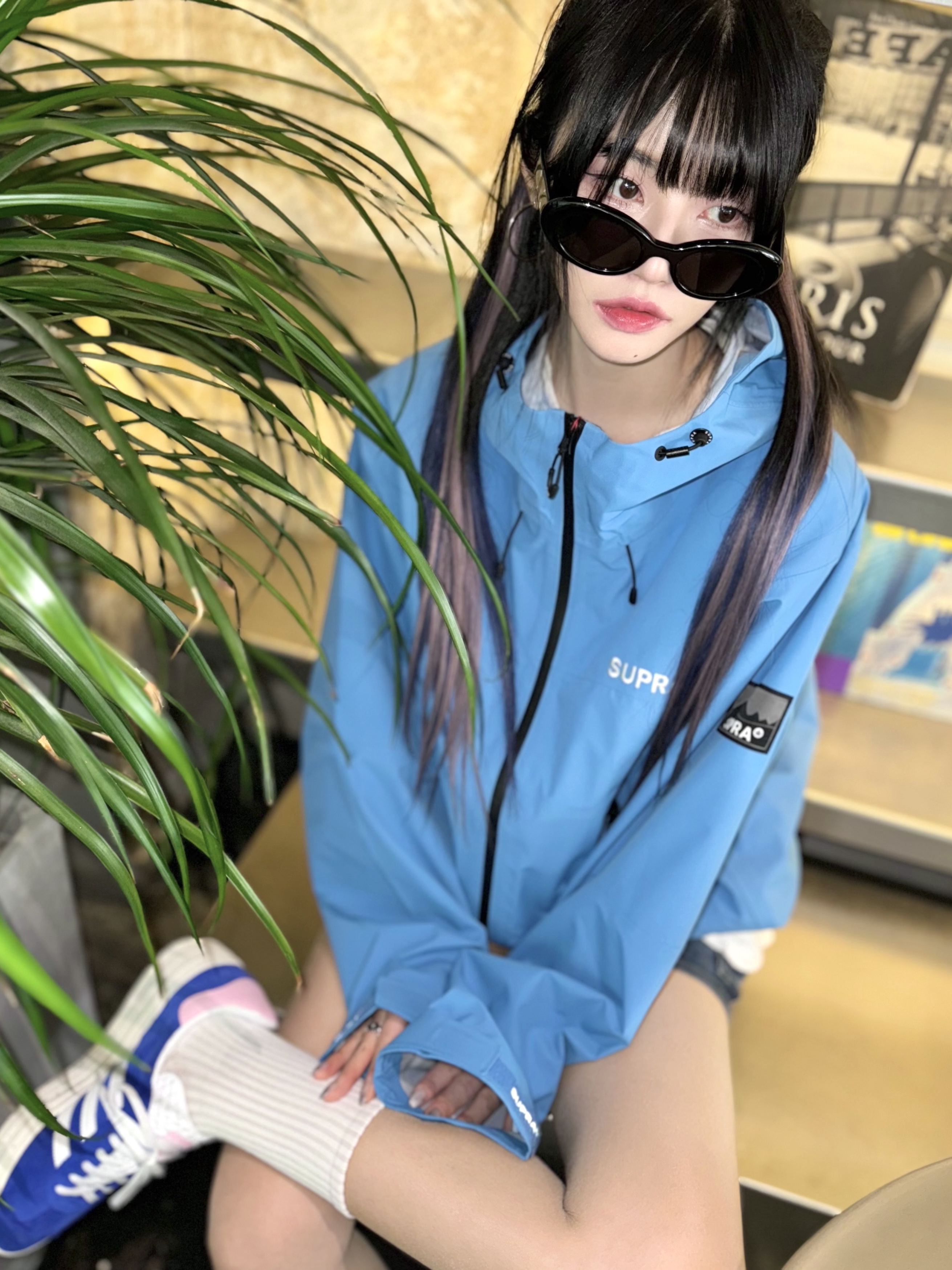 Gentle Monster x Maison Margiela MM004 Black Black, (W) Adidas Gazelle Bold Blue Pink 착용 스타일 - 2