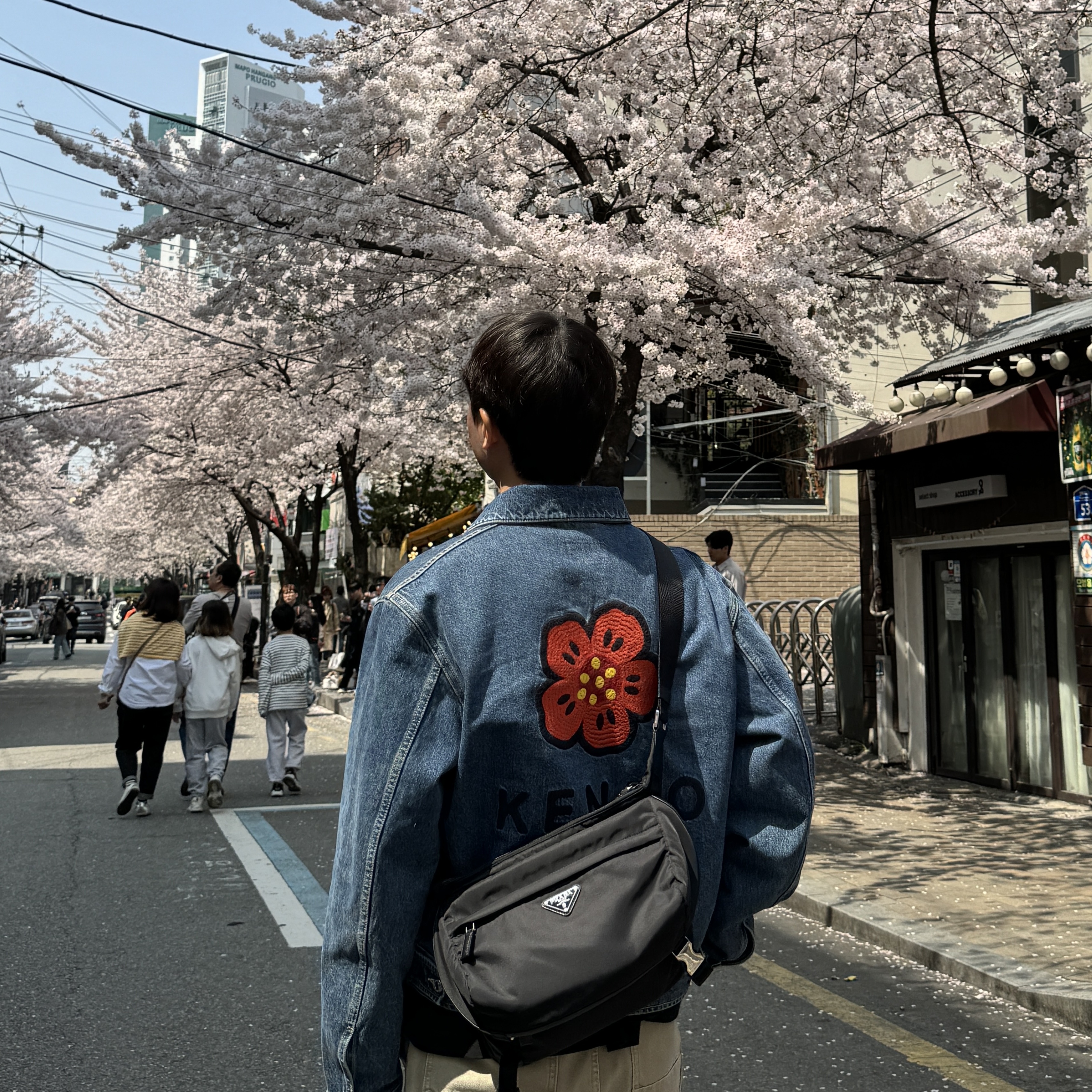 Kenzo Boke Flower Embroidery Denim Trucker Jacket Navy Blue, Prada Re-Nylon and Saffiano Leather Shoulder Bag Black 착용 스타일