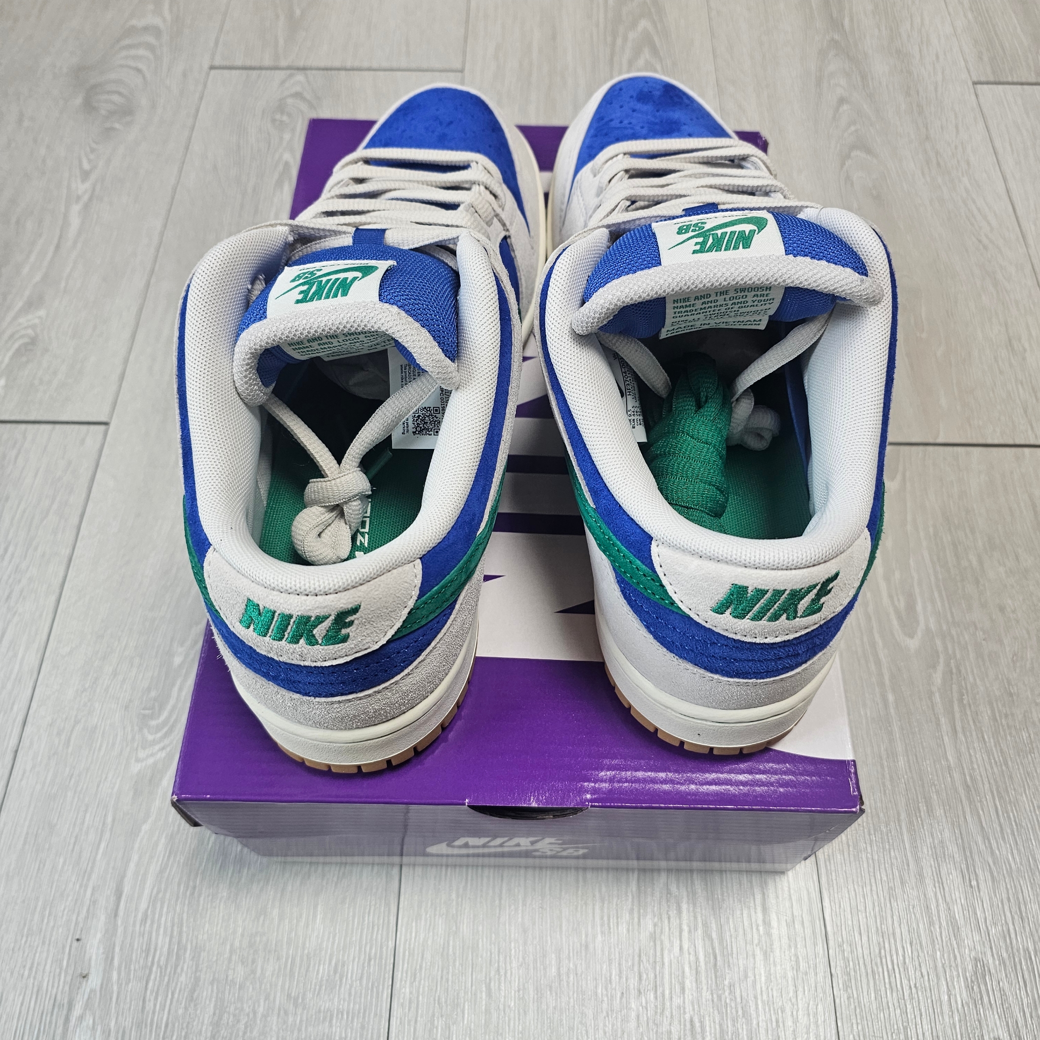 Nike SB Dunk Low Pro Phantom and Hyper Royal 착용 스타일 - 1