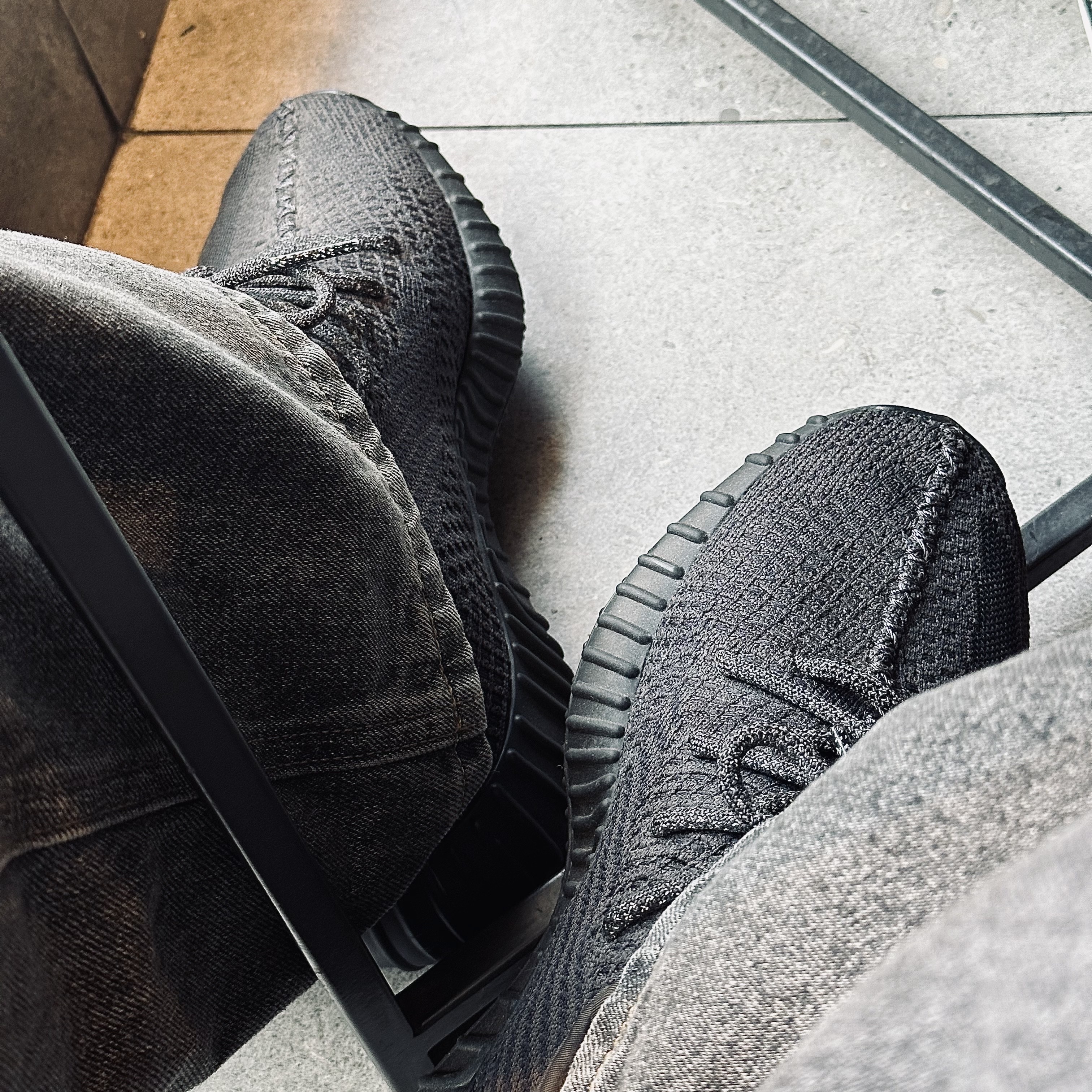 Adidas Yeezy Boost 350 V2 Black - Non-Reflective 착용 스타일