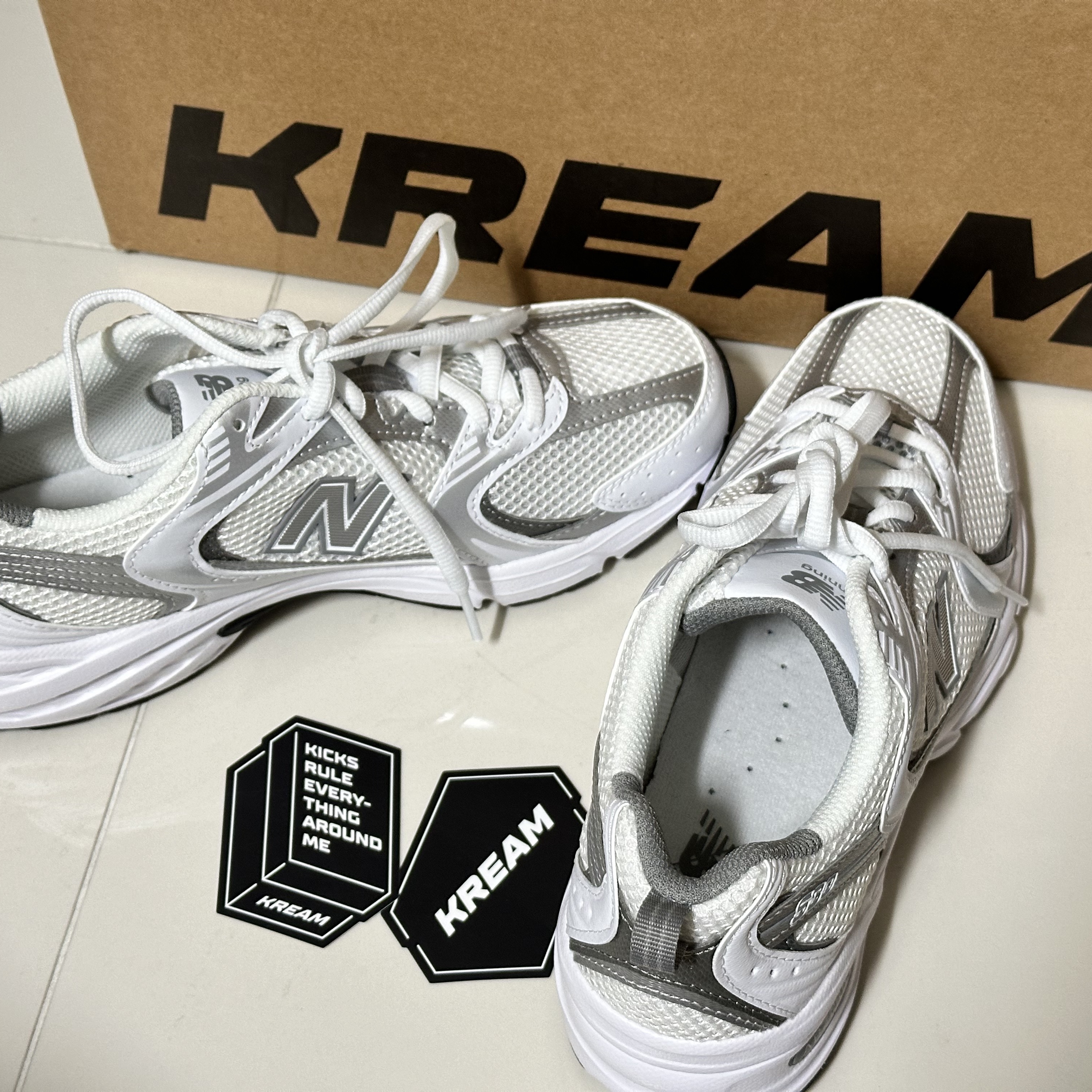 New Balance 530 White Silver 착용 스타일 - 3