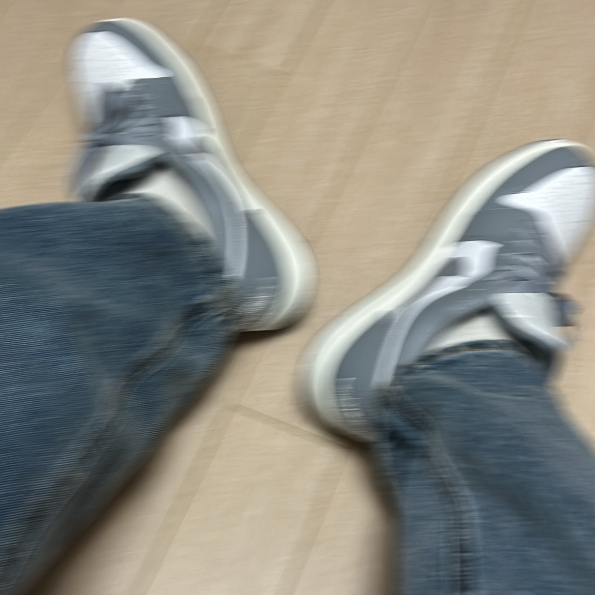 Jordan 1 Low Stealth and White 착용 스타일