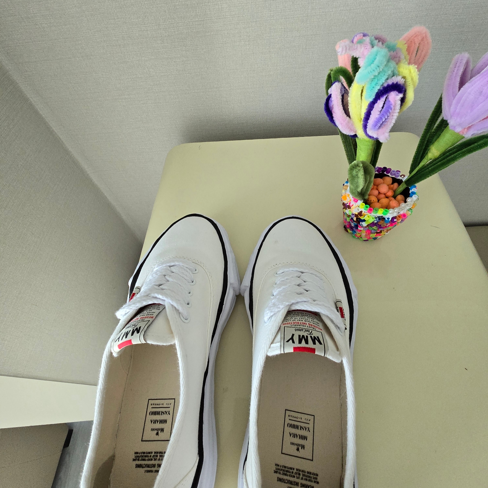Maison Mihara Yasuhiro Baker OG Sole Canvas Low Cut Sneakers White 착용 스타일 - 4
