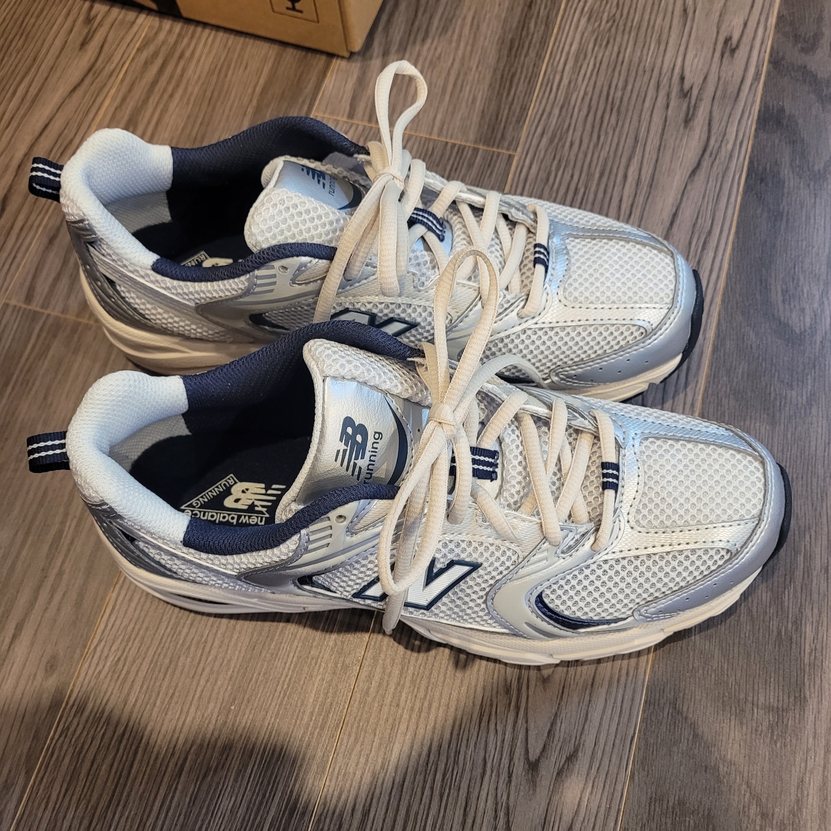New Balance 530 Steel Grey 착용 스타일 - 1