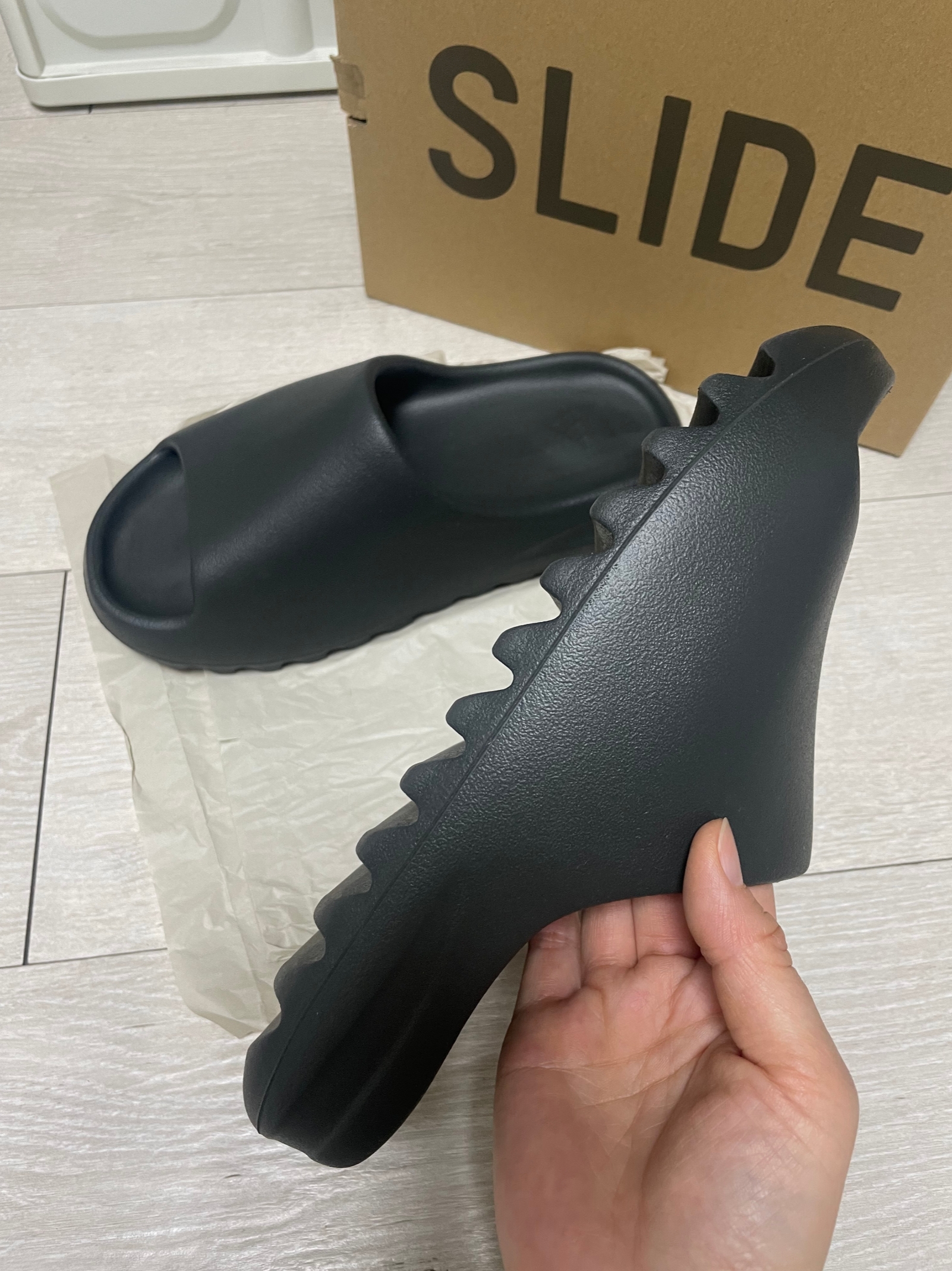 Adidas Yeezy Slide Dark Onyx 2024 착용 스타일 - 3
