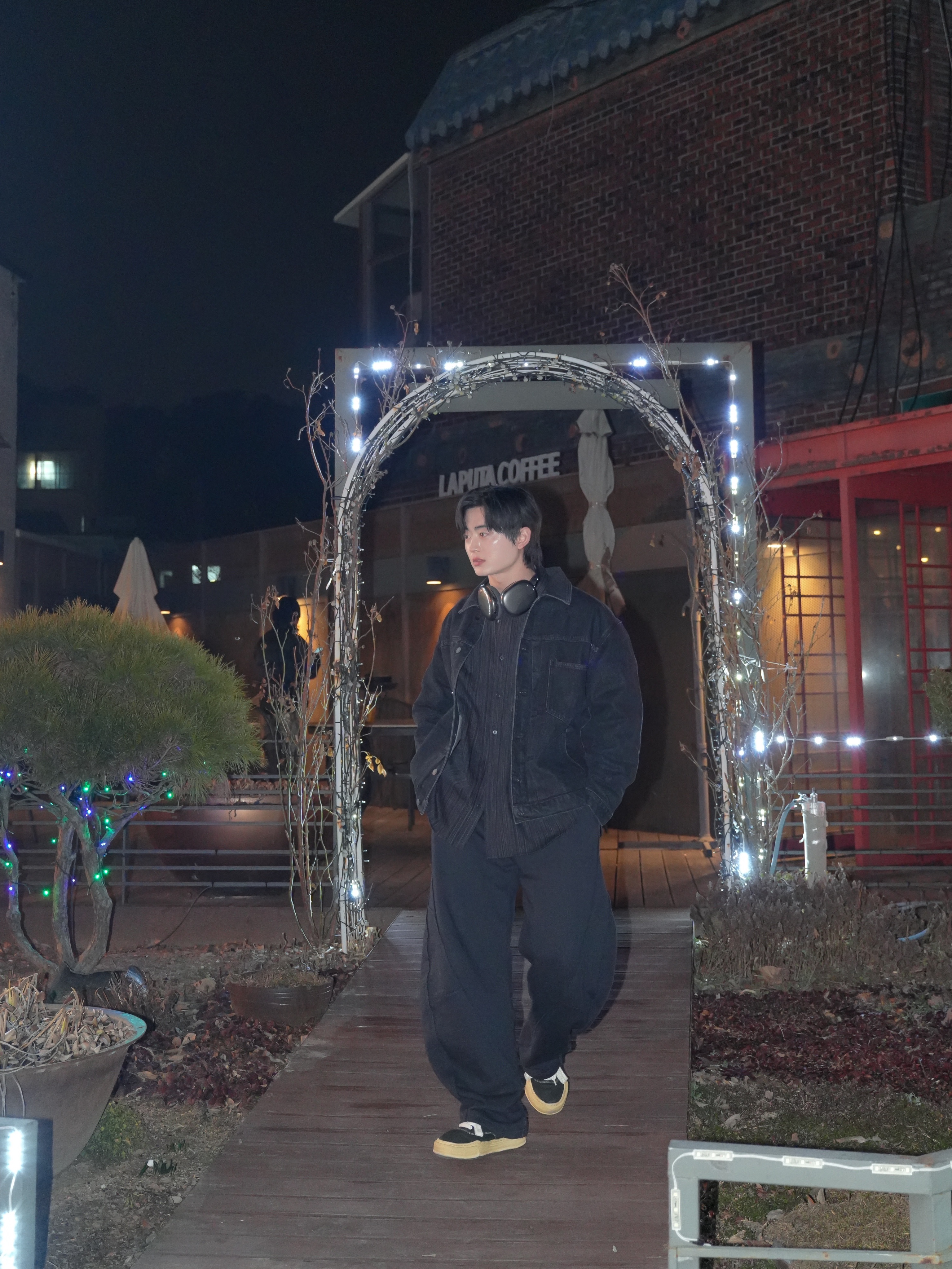 Maison Mihara Yasuhiro Baker OG Sole Broken Suede Low-top Sneakers Black, Apple AirPods Max Lightning Space Gray (Korean Ver.) 착용 스타일 - 1