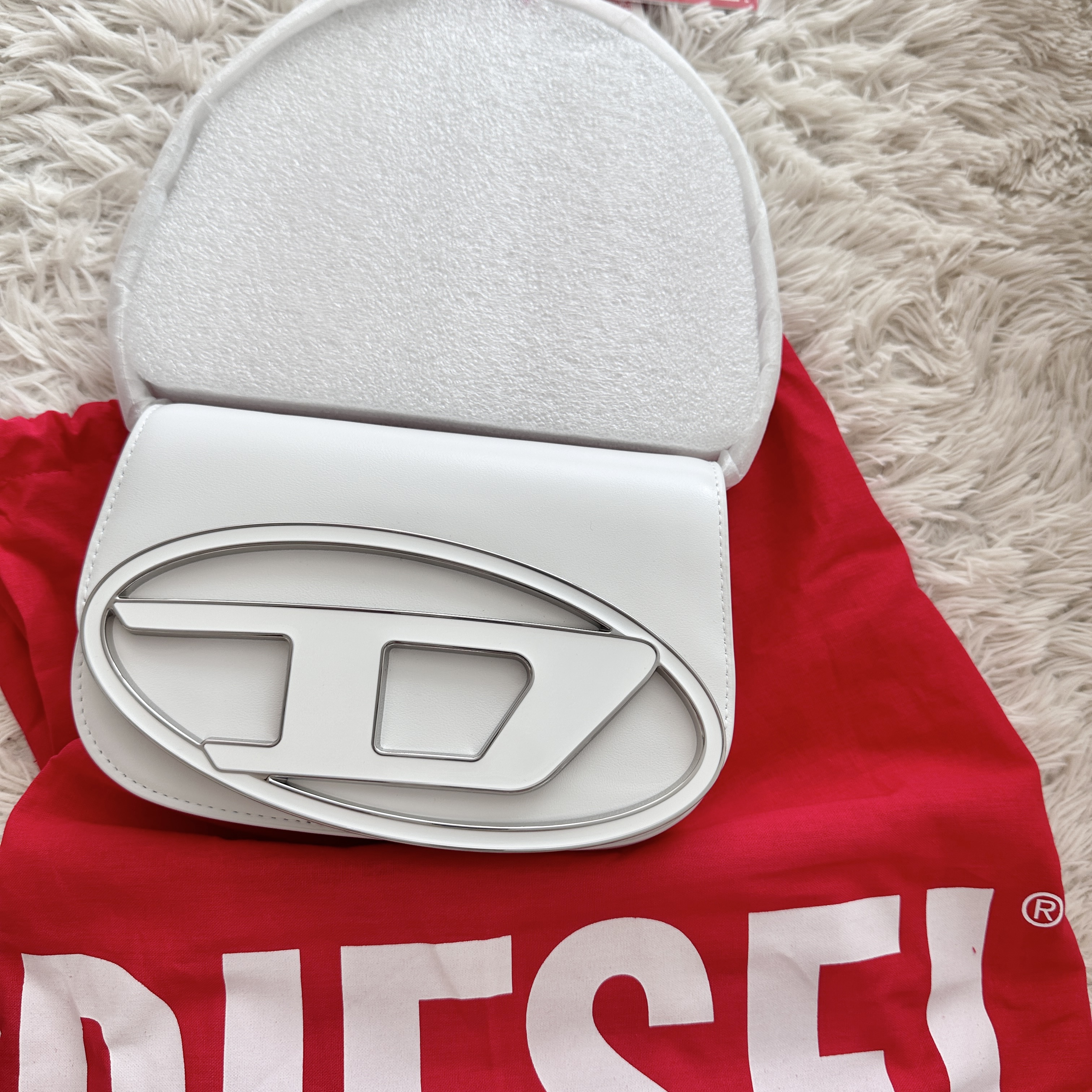 Diesel 1DR Shoulder Bag in Nappa Leather White 착용 스타일