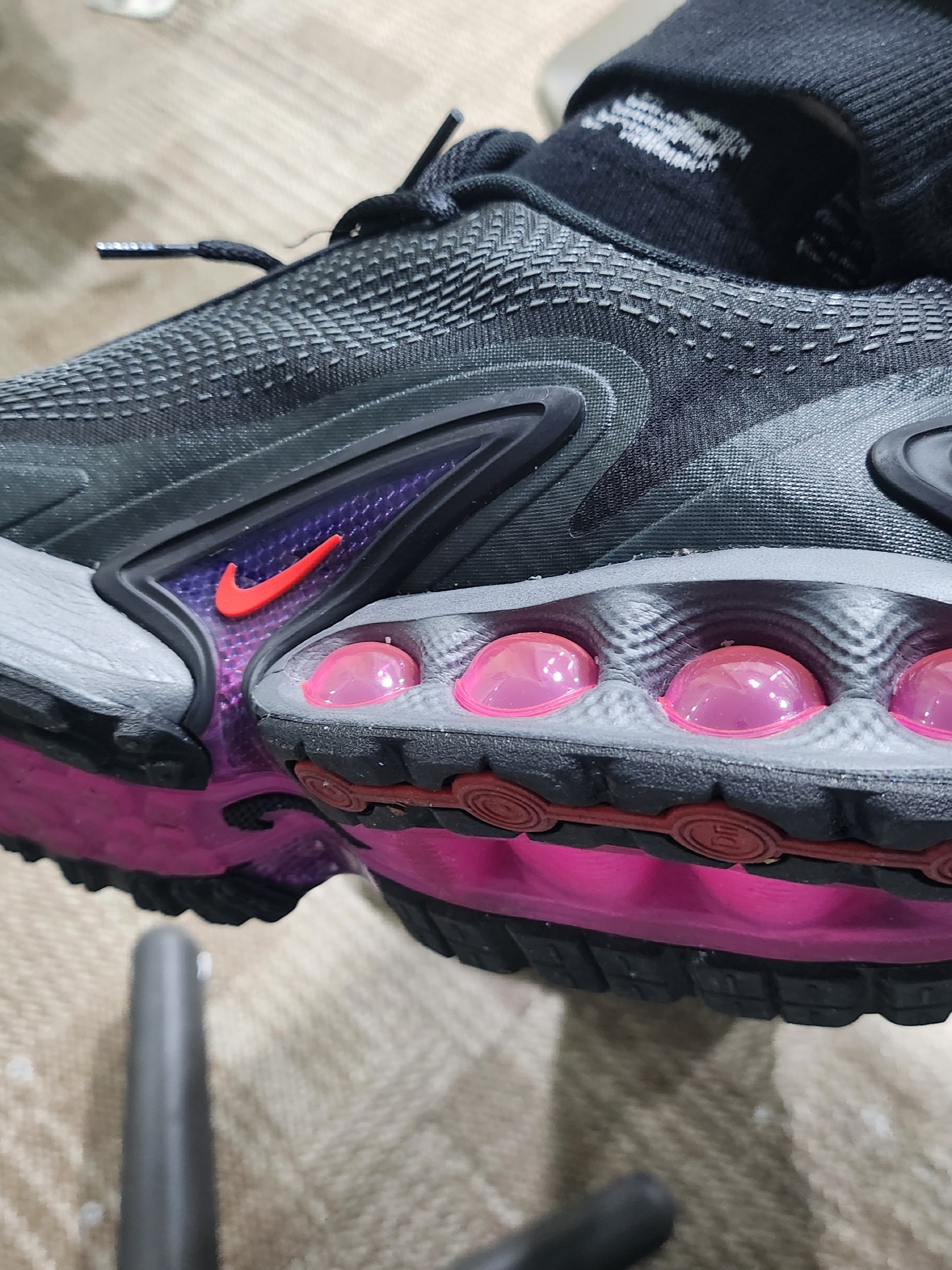 Nike Air Max Dn Black Light Crimson 착용 스타일 - 2
