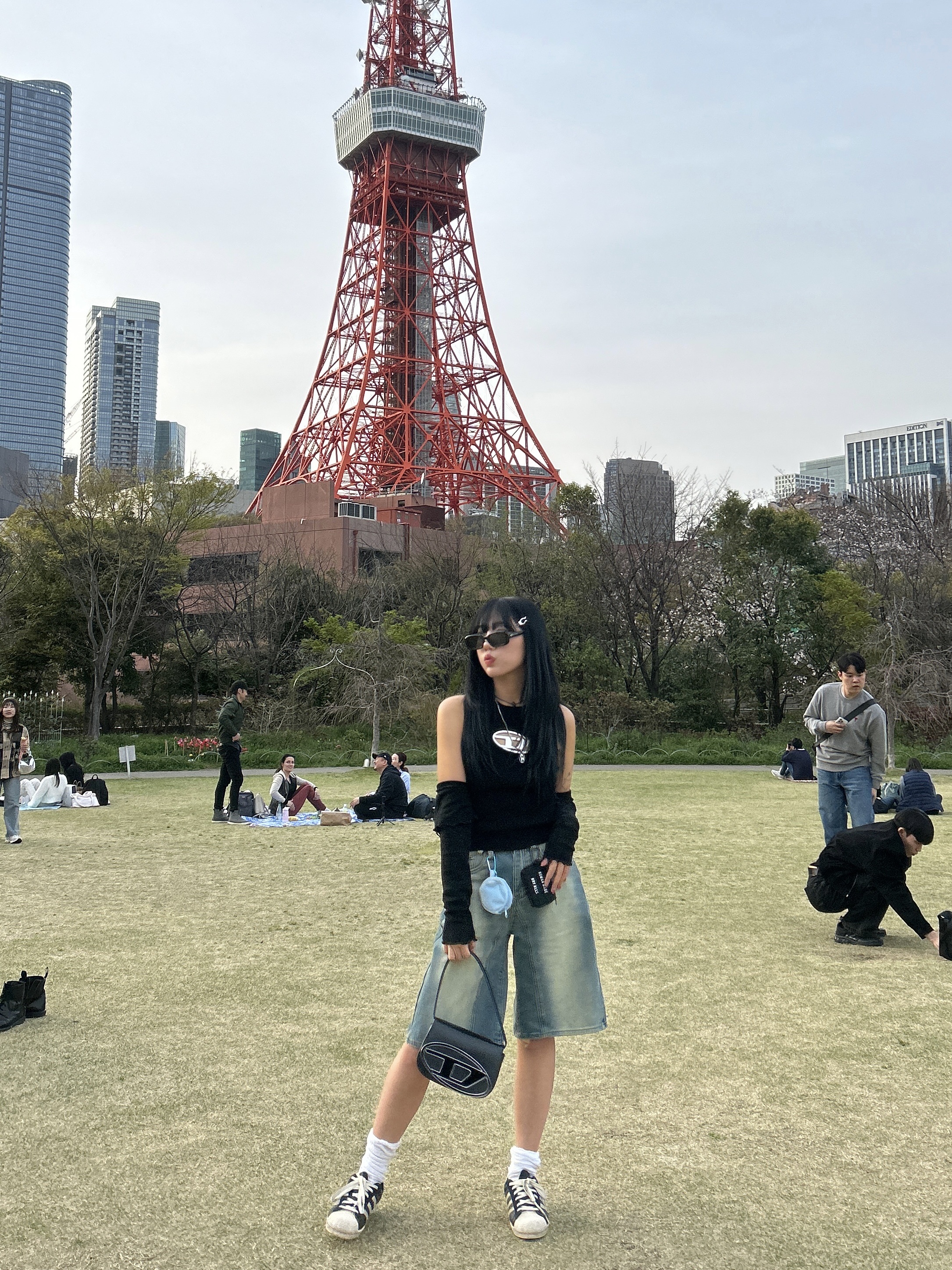 (W) Diesel M-Onerva-Top Cut-Out Knit Top with Logo Plaque Silver Black, Diesel 1DR Shoulder Bag in Nappa Leather Black 착용 스타일