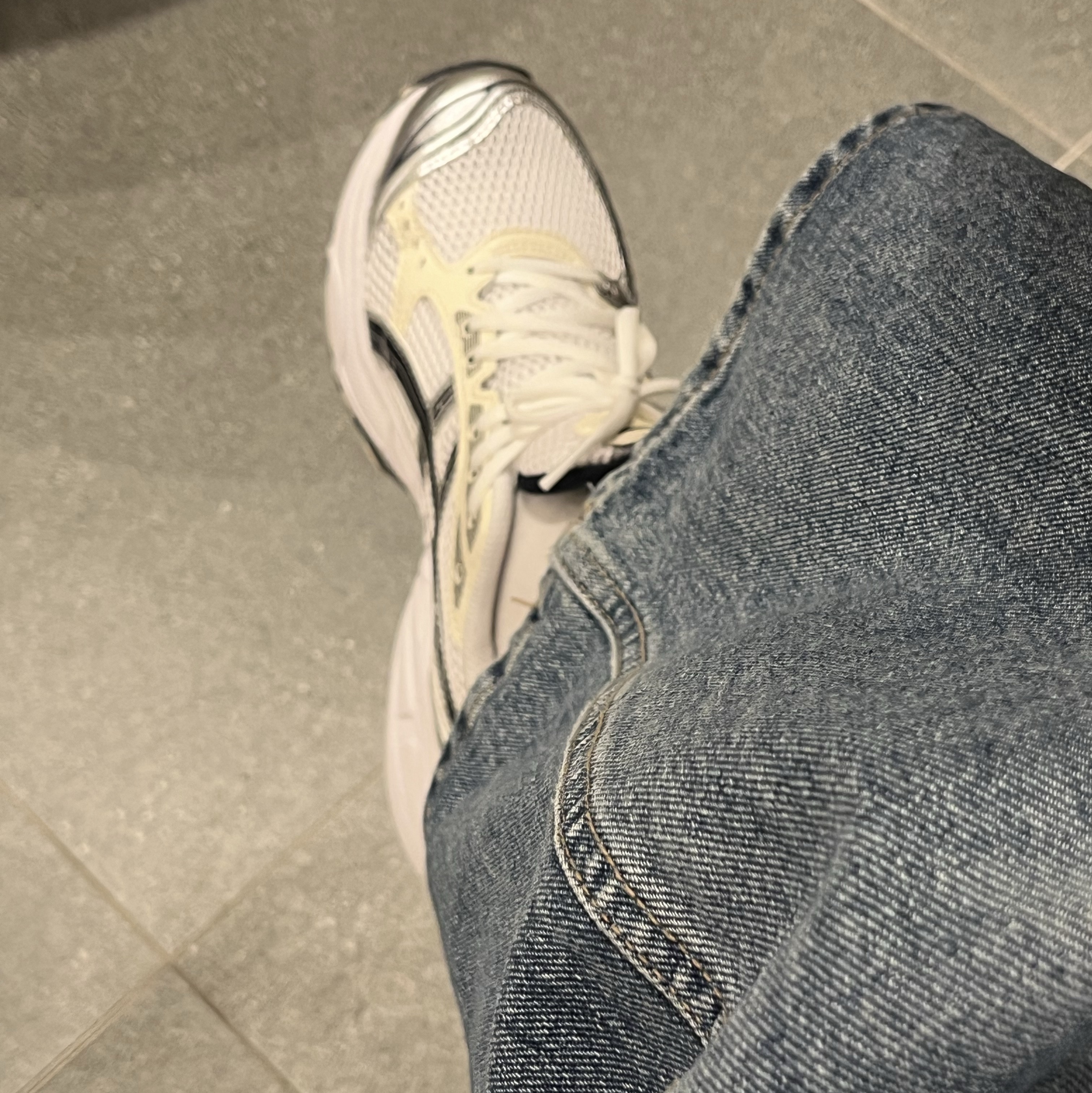 Emis Wide Vintage Tote Bag Ivory, (W) Asics Gel-Kayano 14 White Midnight 착용 스타일 - 3