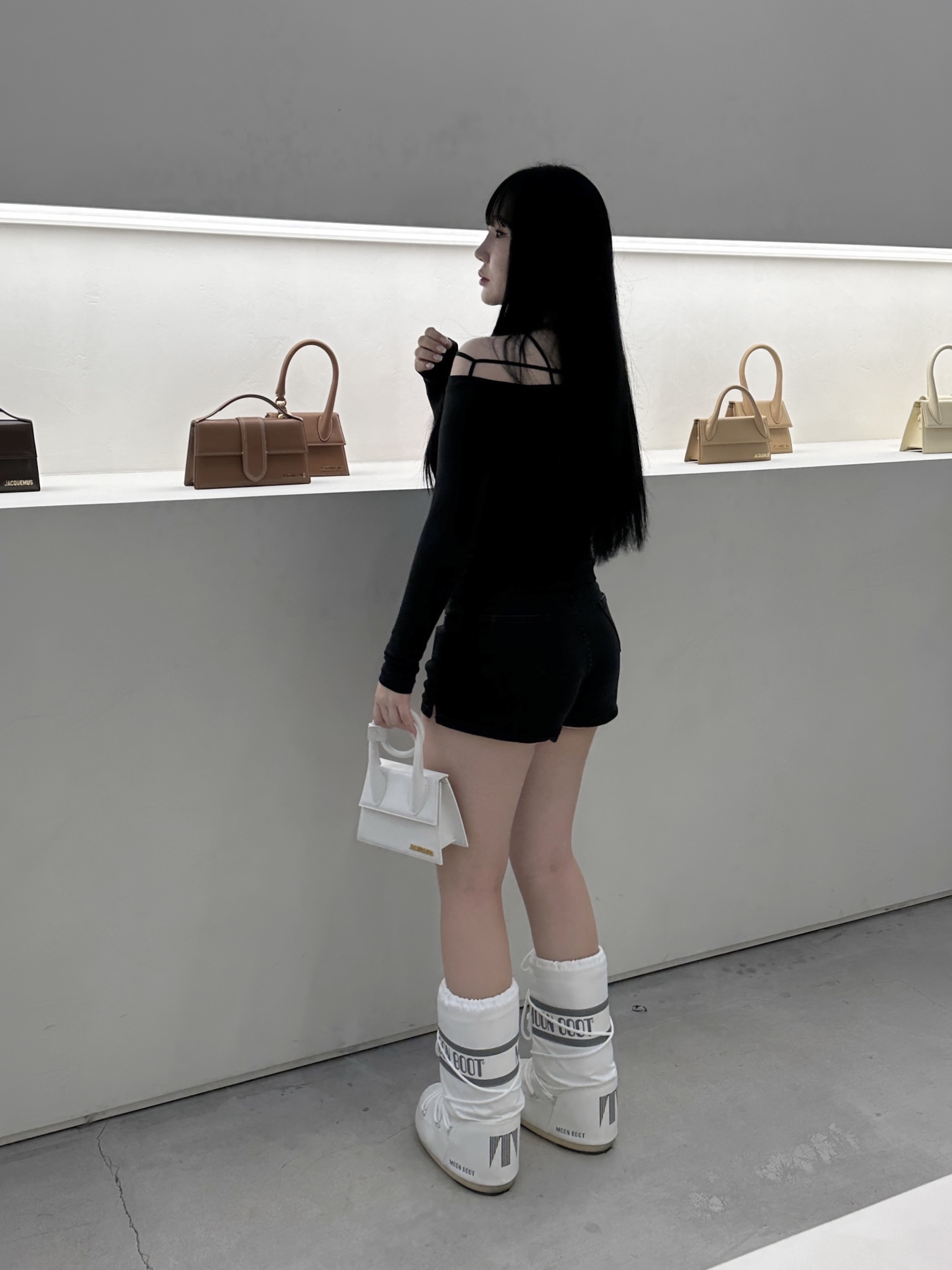 Jacquemus Le Chiquito Signature Mini Handbag Pink, (W) Jacquemus Le T-Shirt Sierra Long Sleeve T-Shirt Black 착용 스타일 - 2