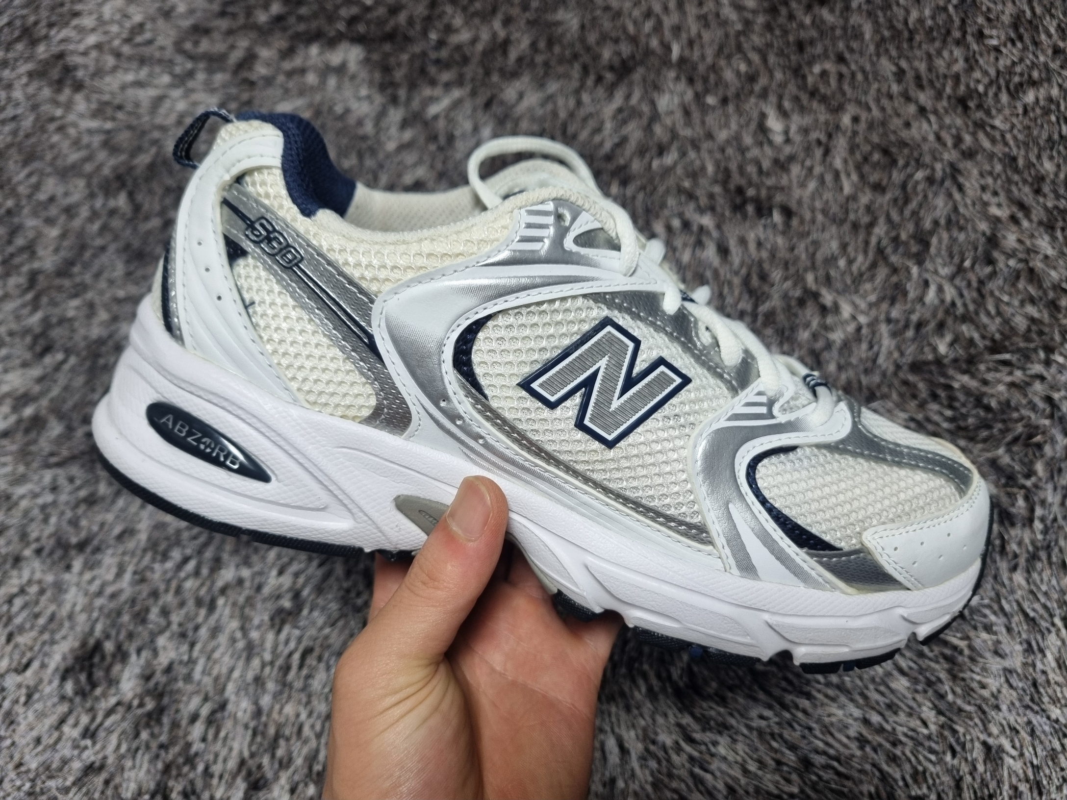New Balance 530 White Silver 착용 스타일