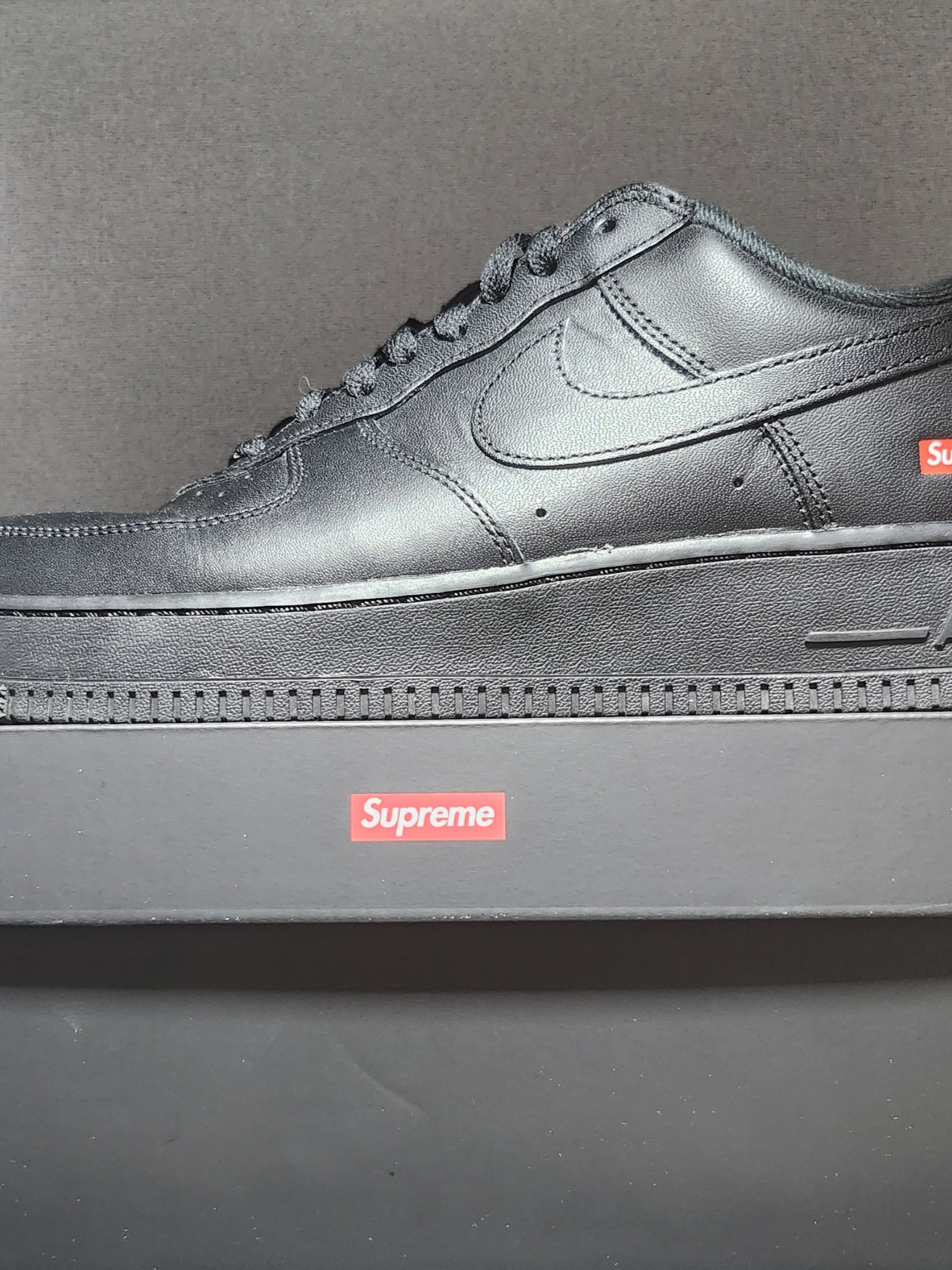 Nike x Supreme Air Force 1 Low Black, Nike Air Force 1 '07 Low White 착용 스타일 - 1
