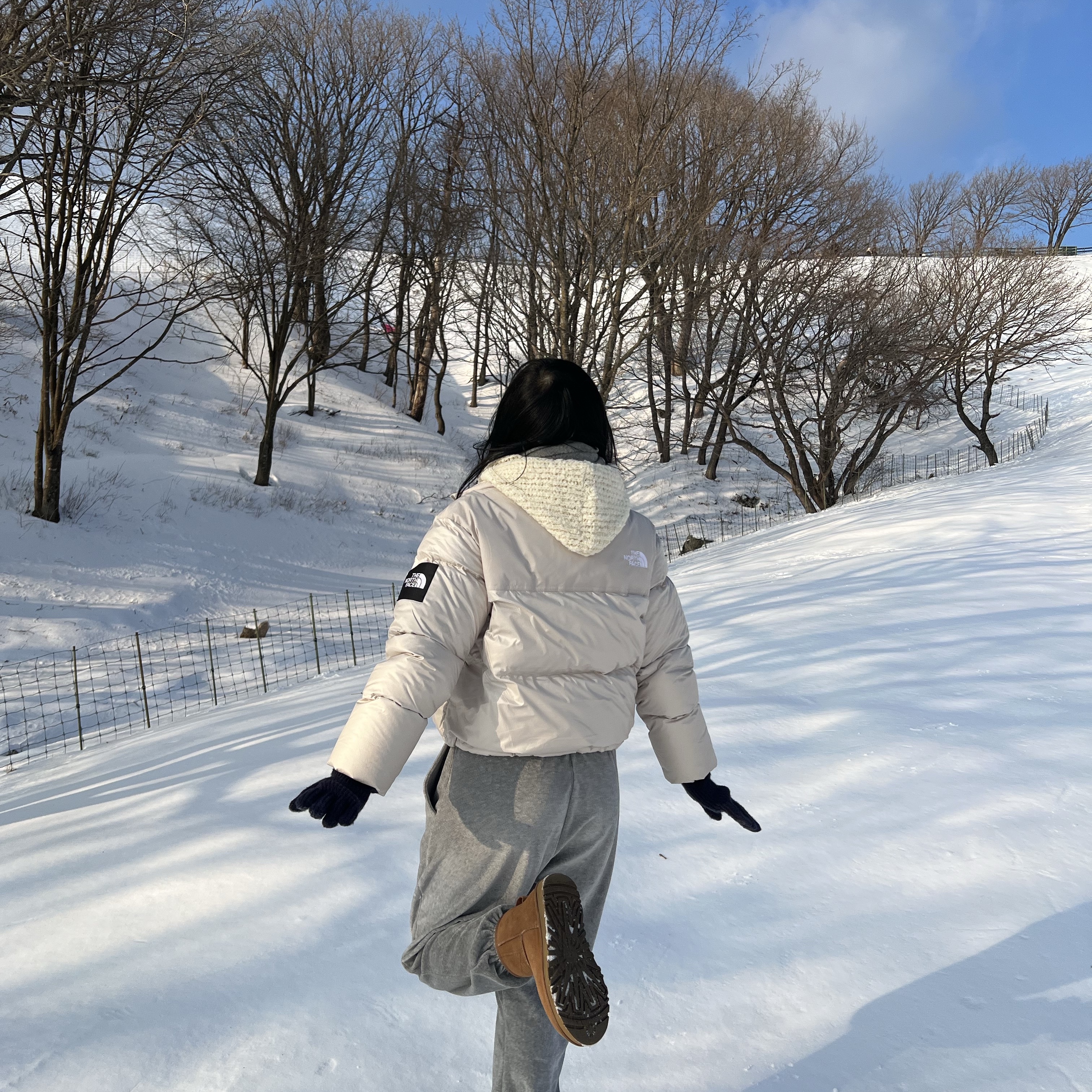(W) UGG Classic Mini II Boots Chestnut 착용 스타일 - 2