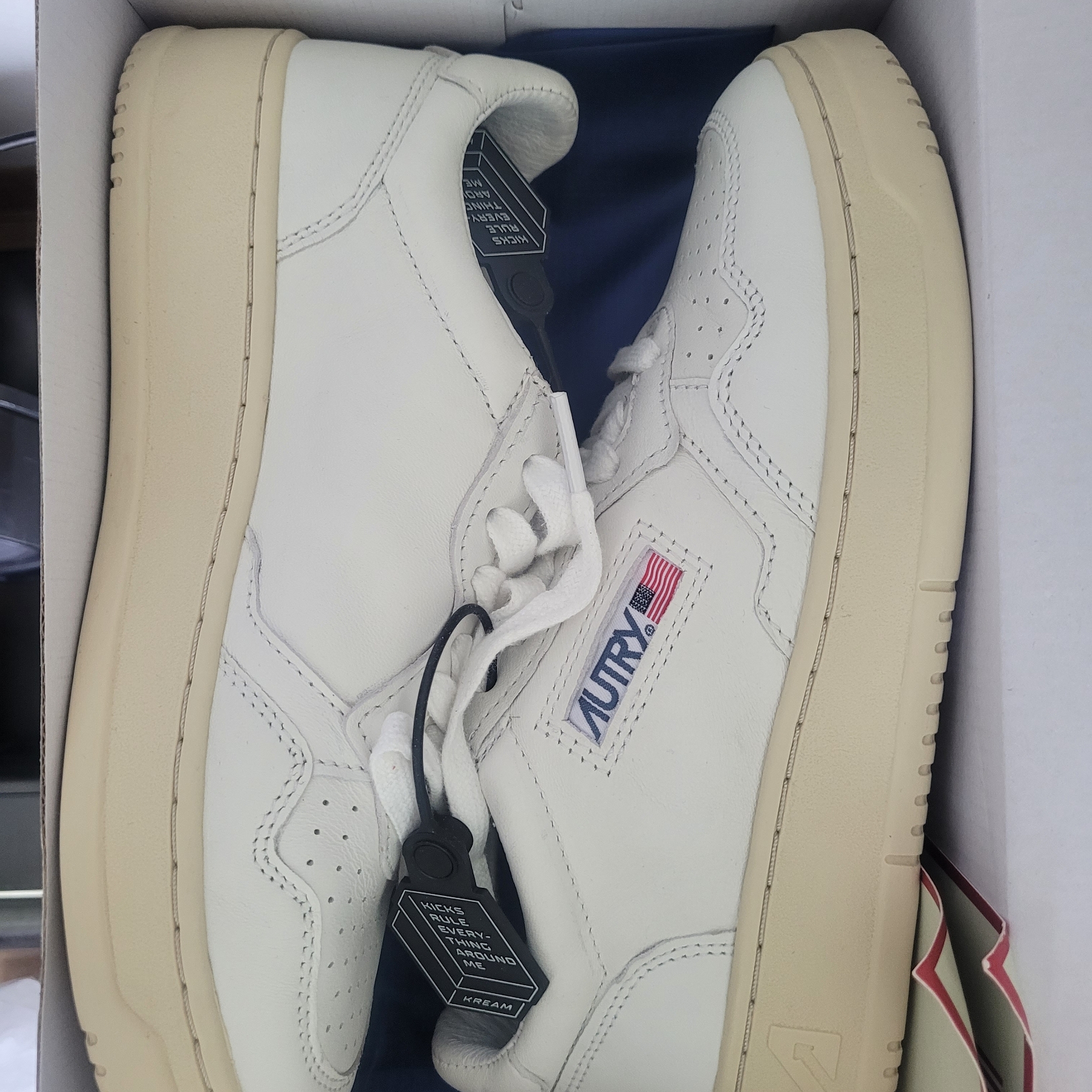 (W) Autry Medalist Low Goatskin Sneakers White 착용 스타일