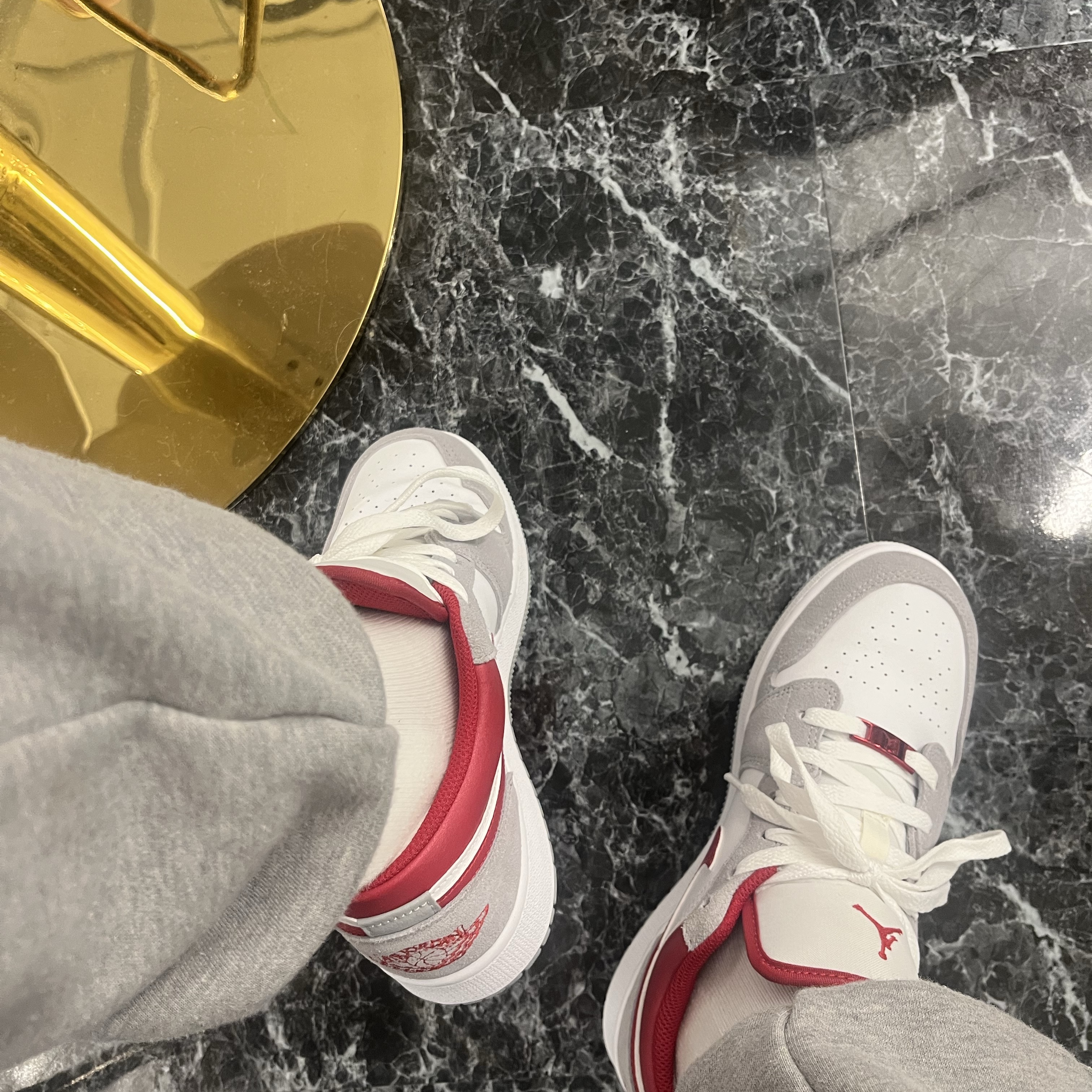 (GS) Jordan 1 Low SE Light Smoke Grey Gym Red 착용 스타일