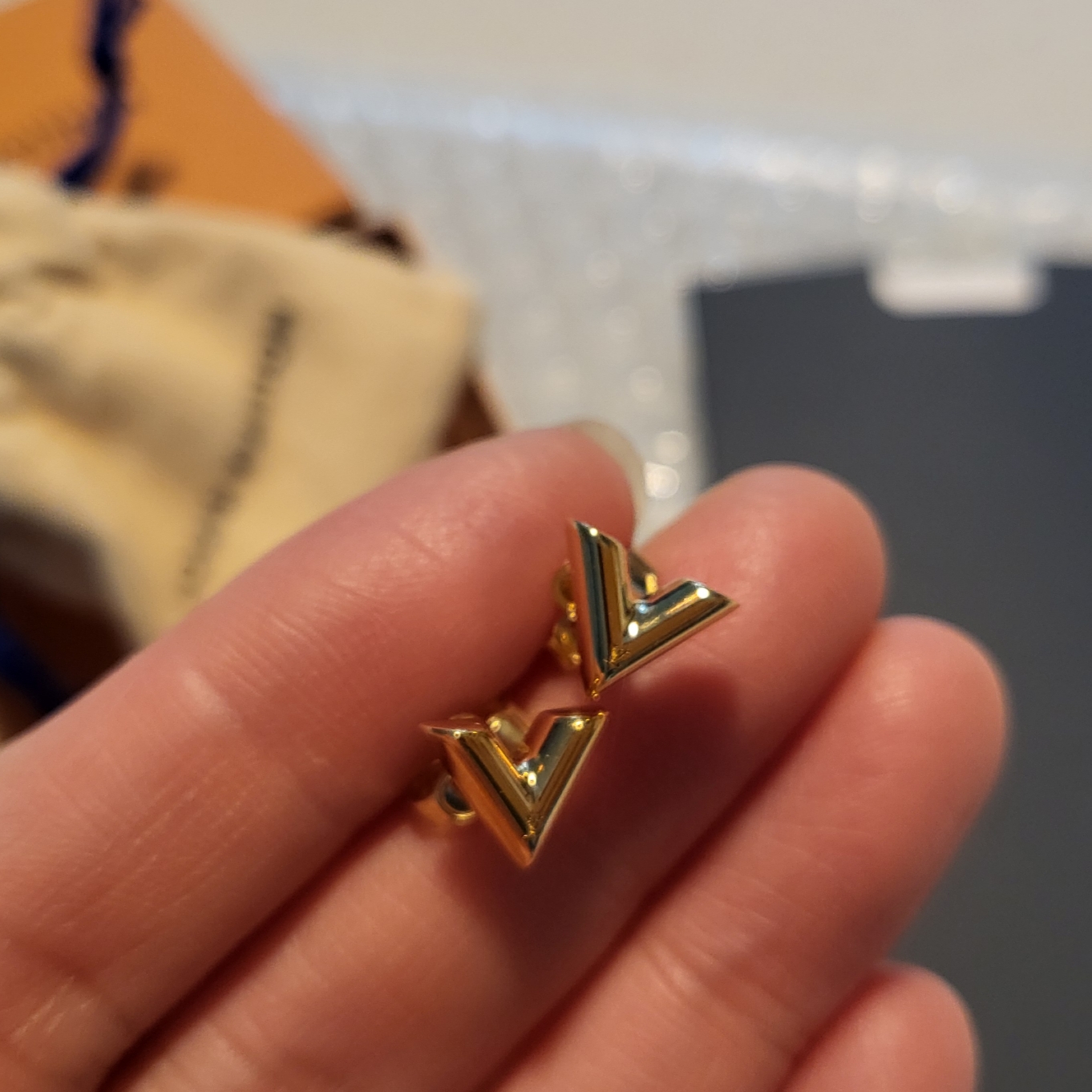(W) Louis Vuitton Essential V Stud Earrings Gold 착용 스타일 - 1
