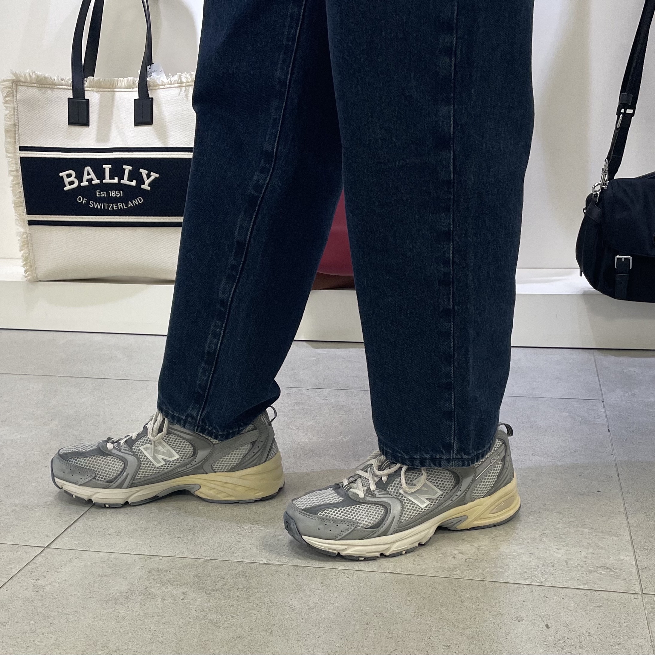 New Balance 530 Premium Vintage Grey Matter 착용 스타일 - 2