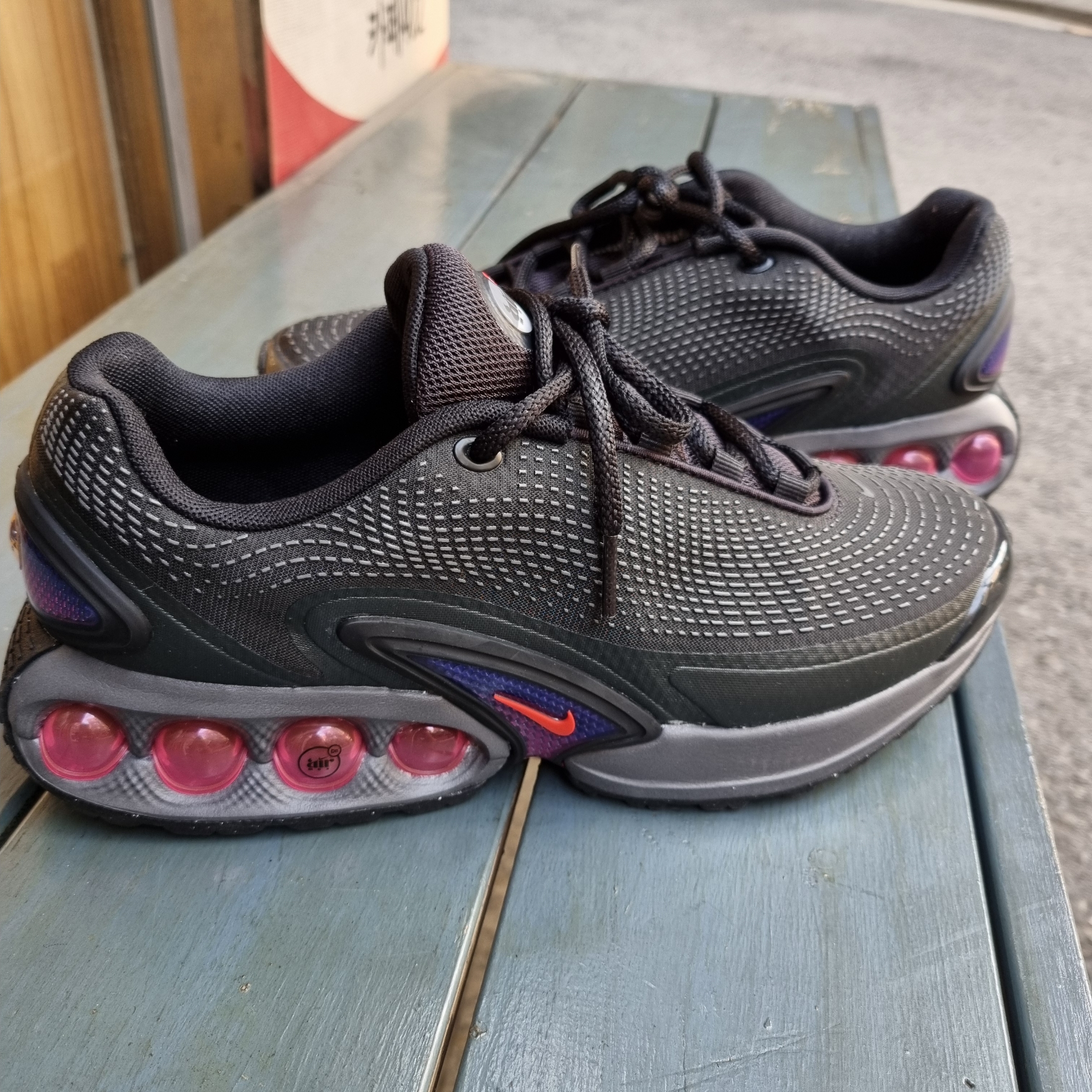 Nike Air Max Dn Black Light Crimson 착용 스타일 - 1