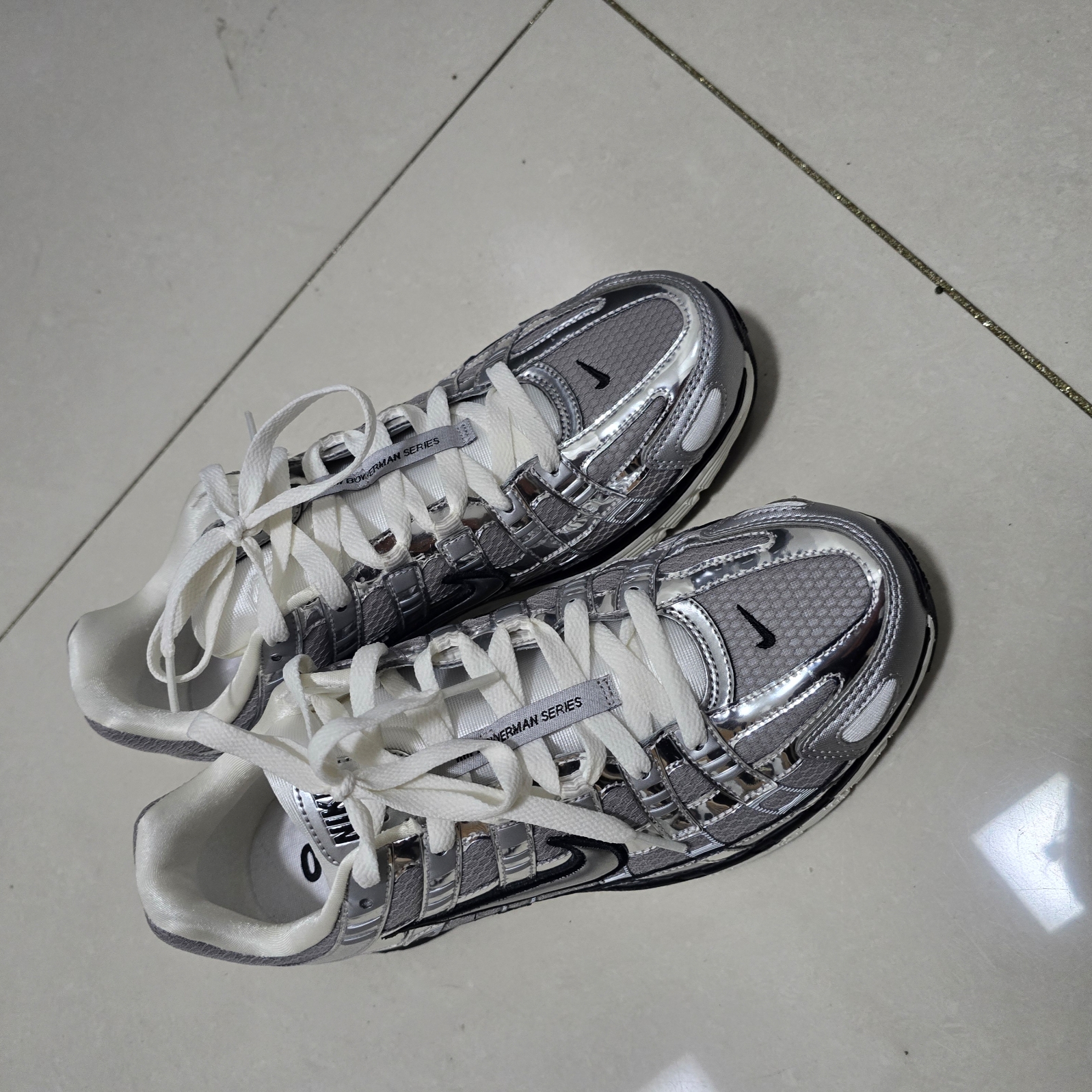 Nike P-6000 Metallic Silver 착용 스타일 - 1