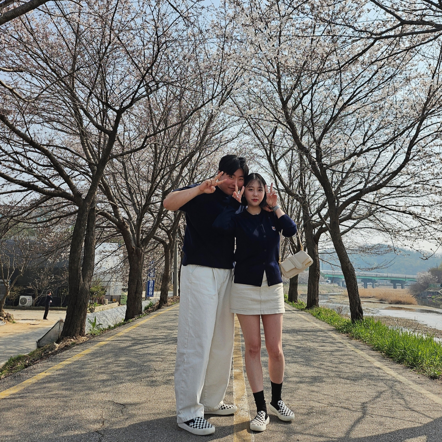 Vans Checkerboard Comfycush One Black, (W) Maison Kitsune Fox Head Patch Adjusted R-Neck Cardigan Navy 착용 스타일
