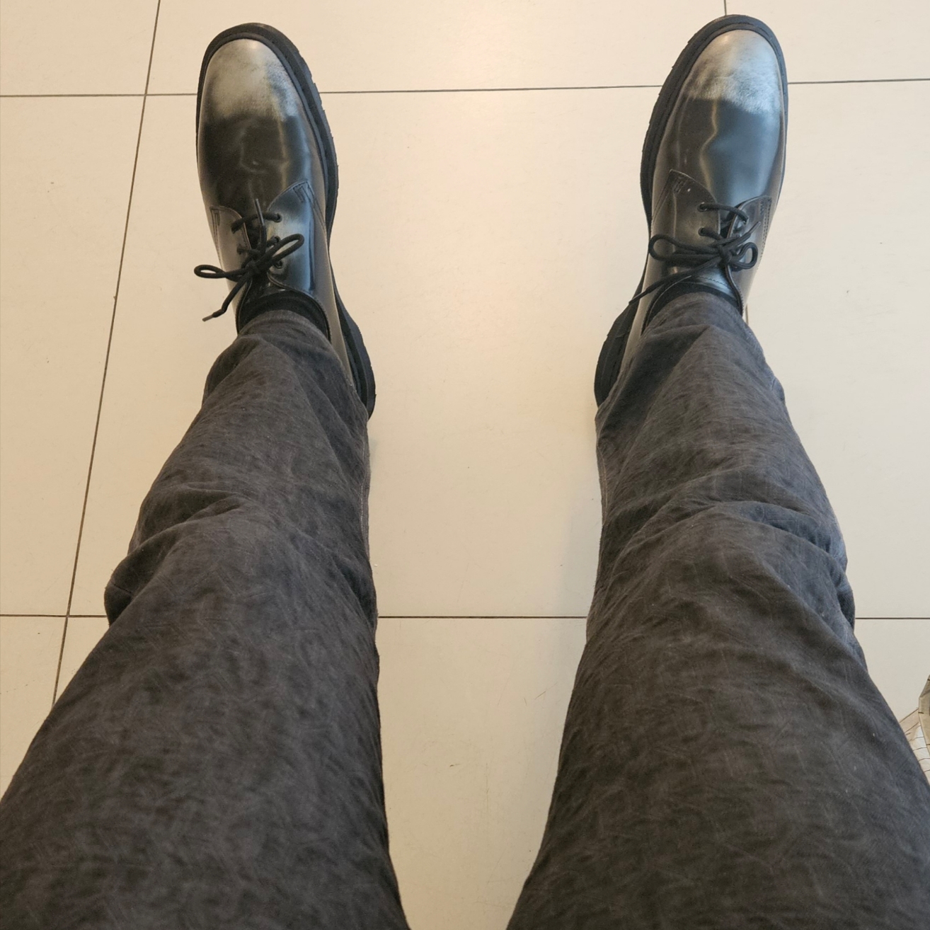 Stussy x Levi's Jacquard Jean Black, Dr. Martens x Supreme 1461 Gray Silver 착용 스타일
