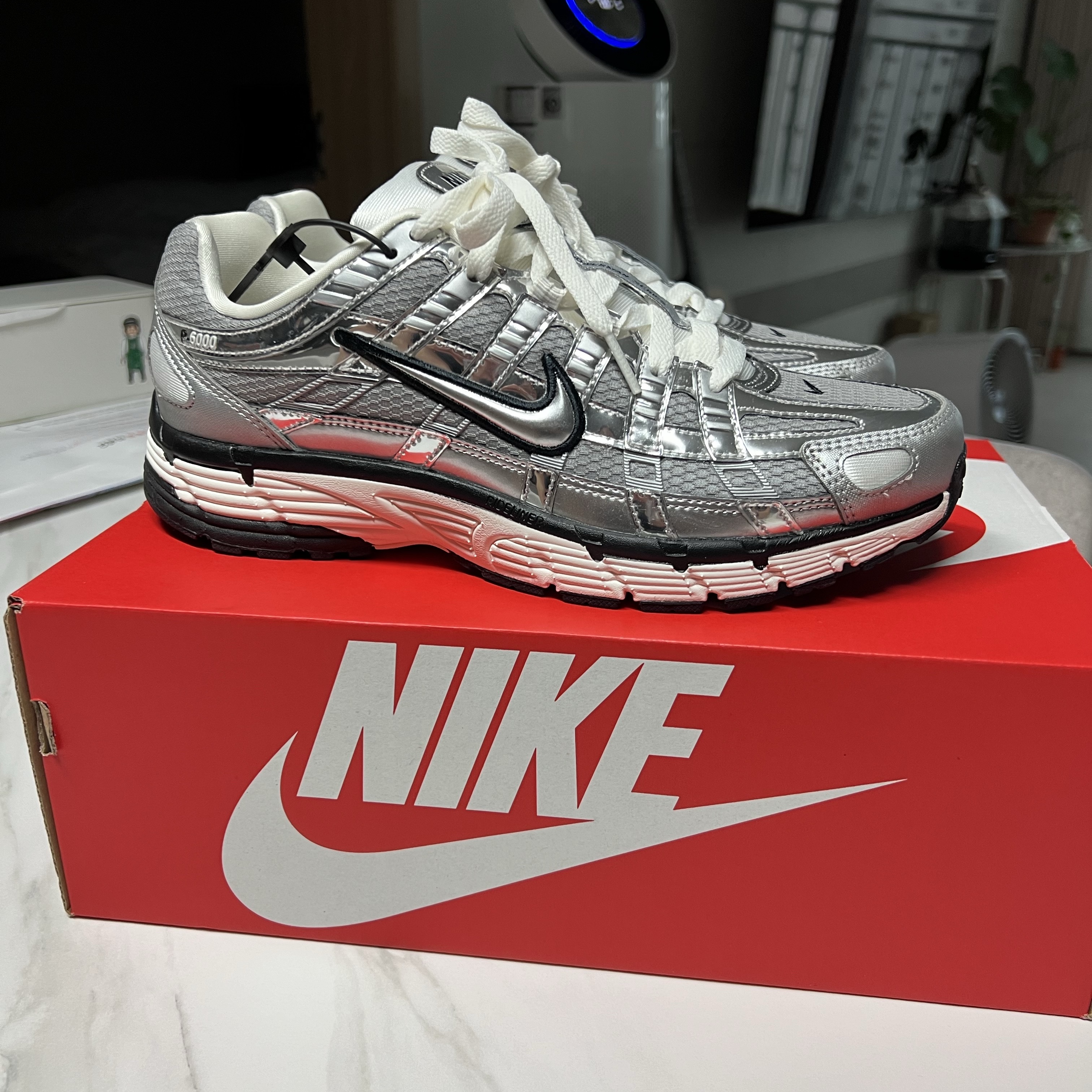 Nike P-6000 Metallic Silver 착용 스타일