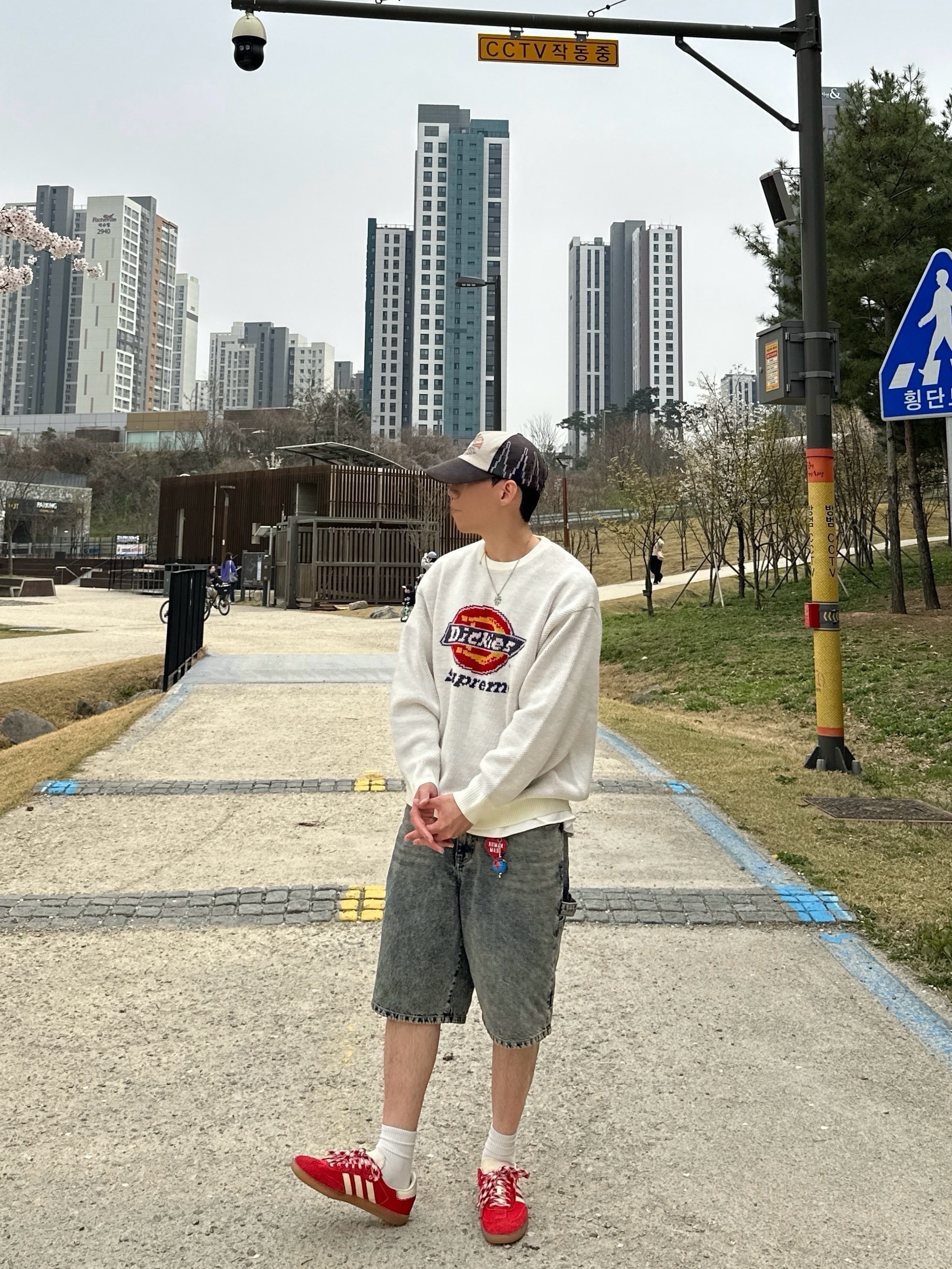 Supreme x Dickies Sweater White - 22FW, Adidas x Wales Bonner Samba Collegiate Orange 착용 스타일
