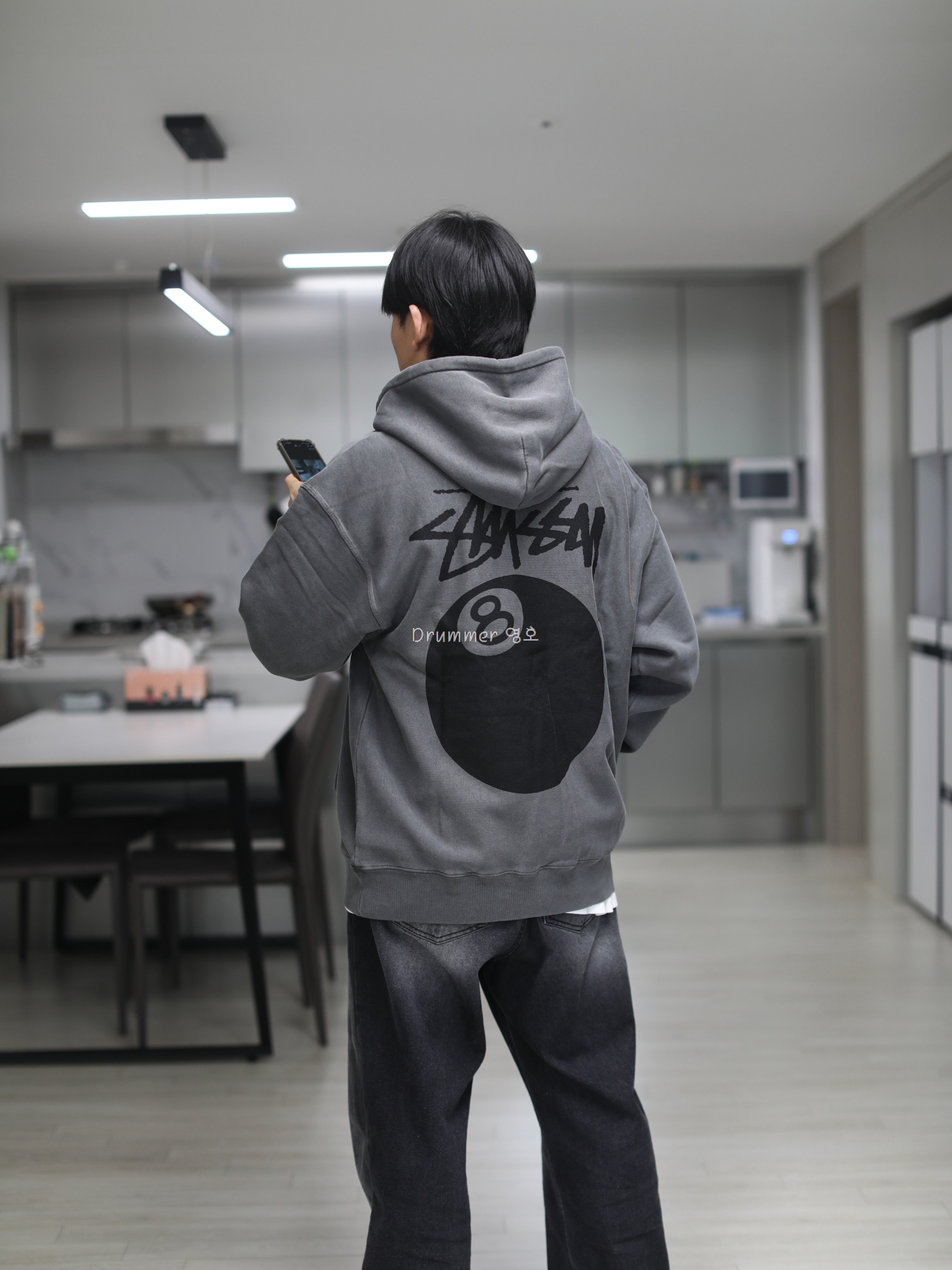 Stussy 8 Ball Hoodie Pigment Dyed Black 착용 스타일 - 2