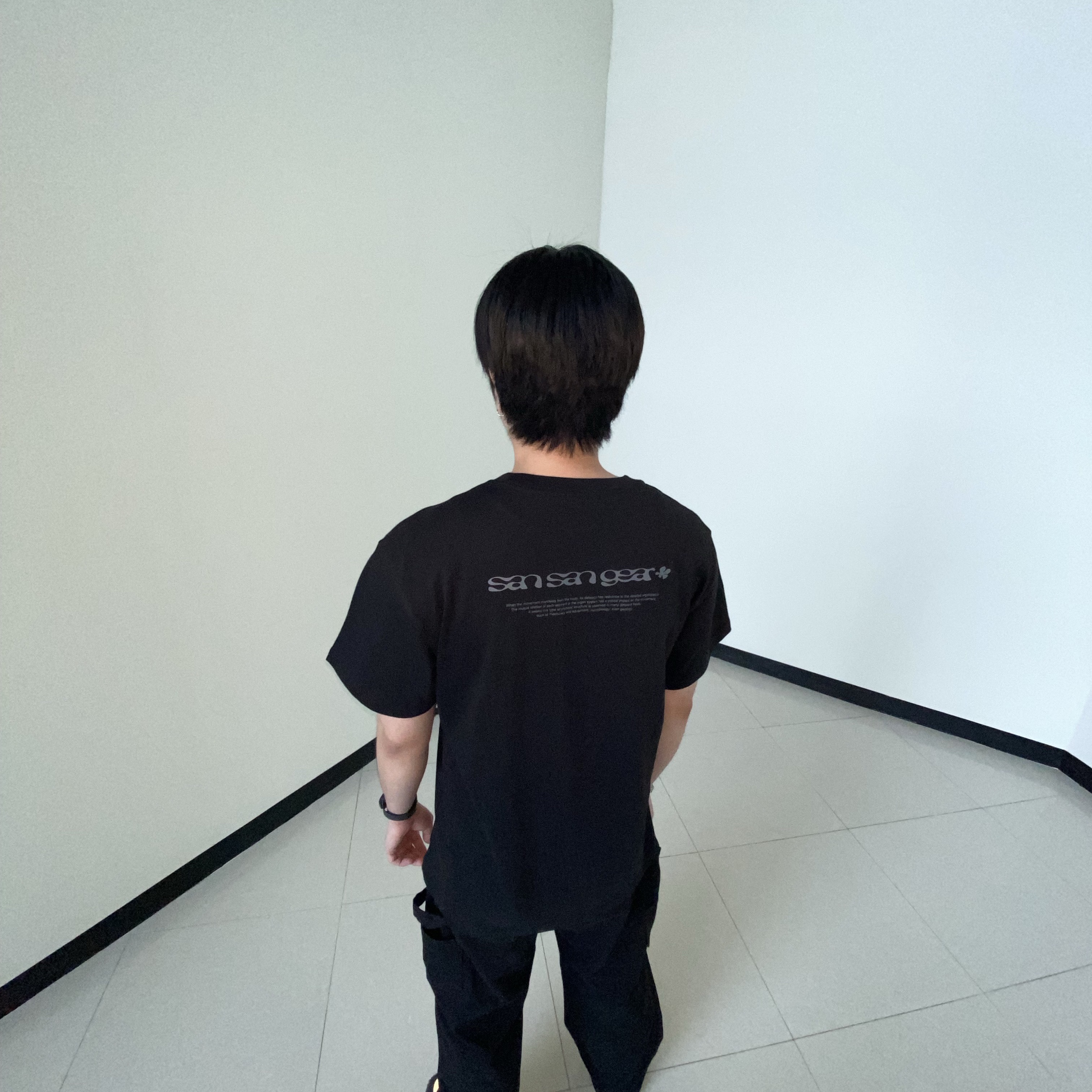 Sansan Gear Logo T-Shirt Black - 24SS 착용 스타일 - 2