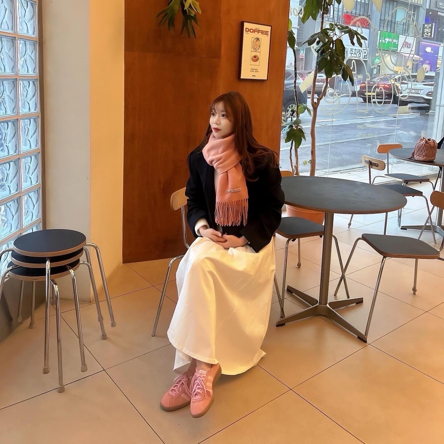Adidas Bermuda Glow Pink 착용 스타일