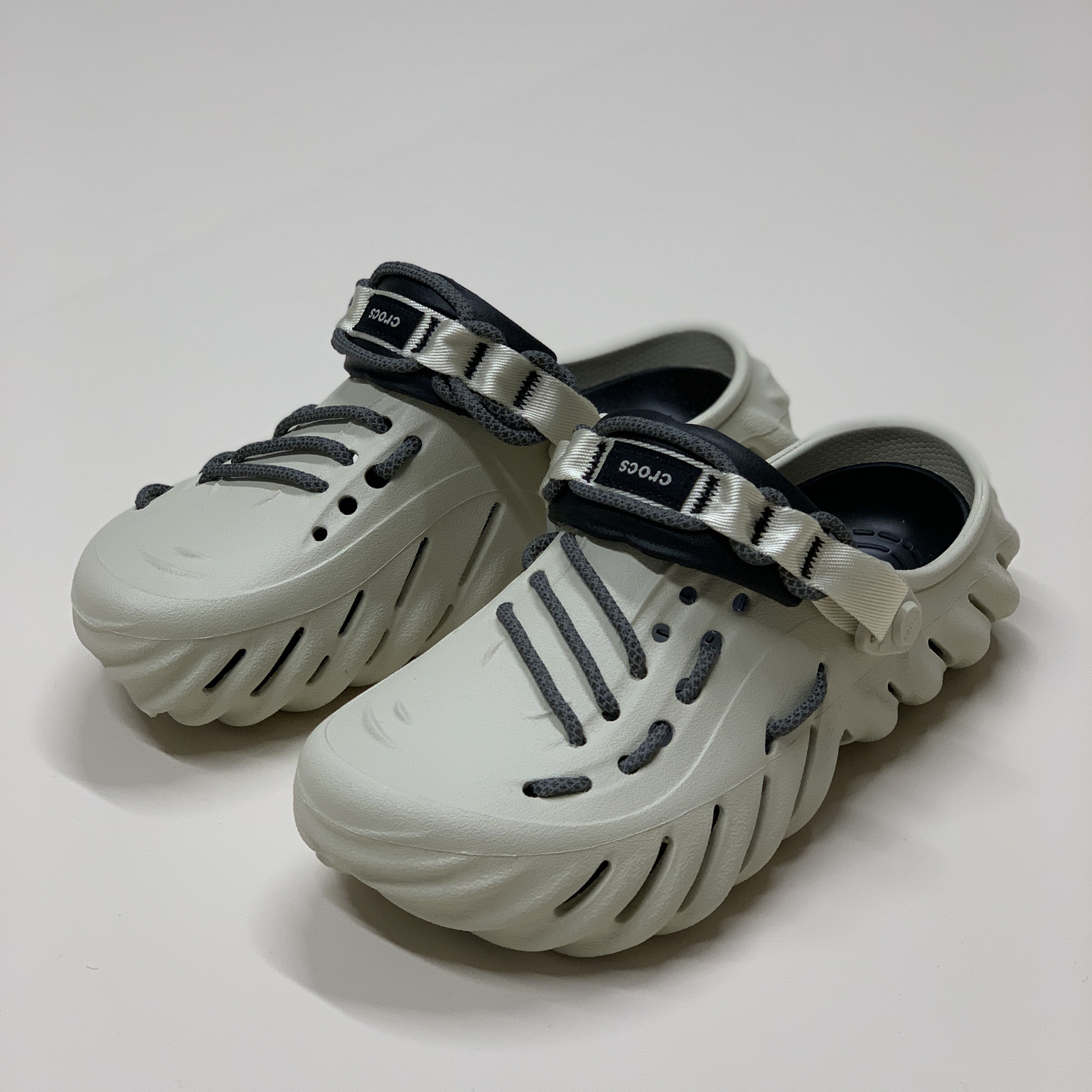 Crocs Echo Clog Bone Black 착용 스타일 - 3