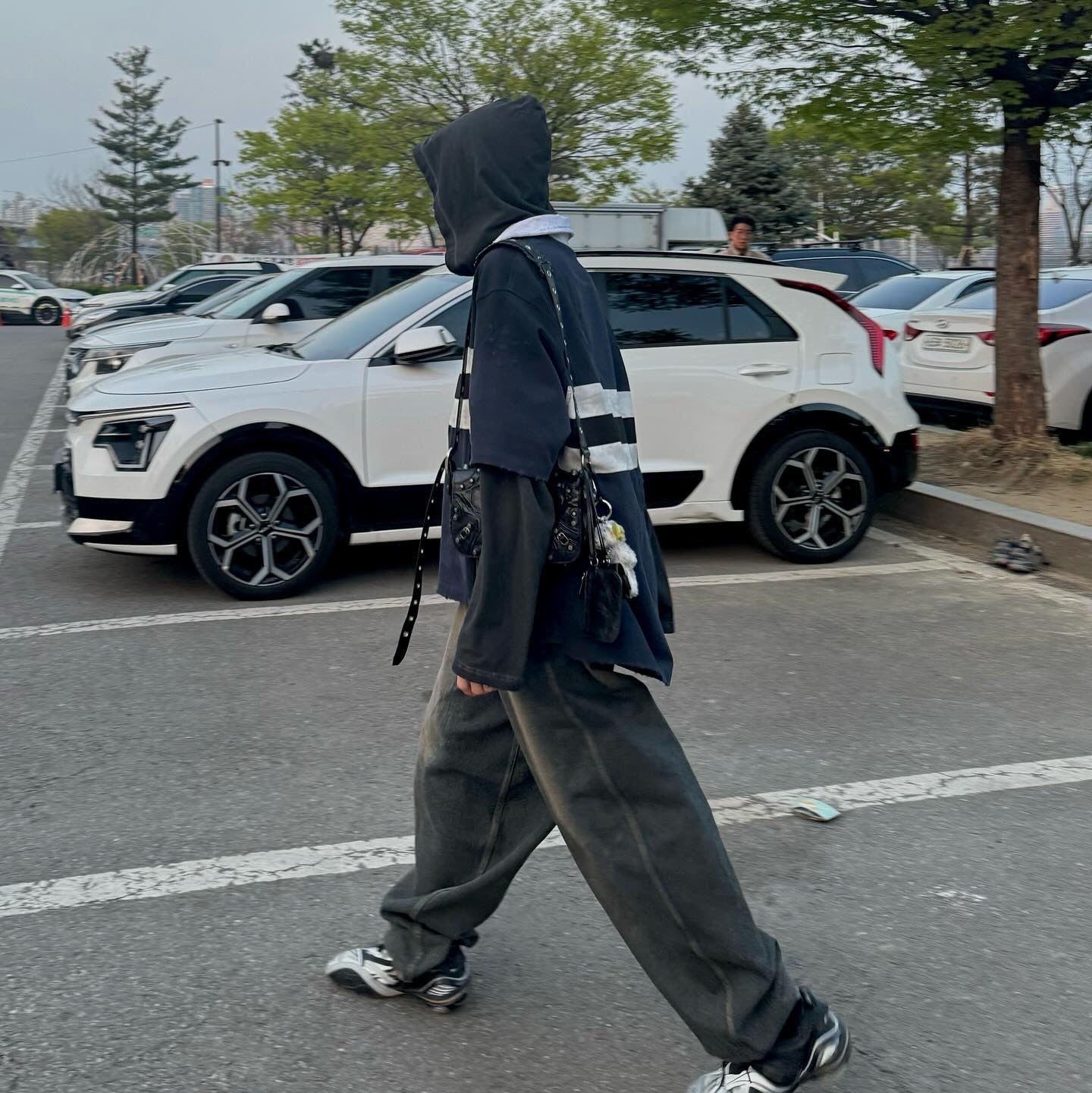 Balenciaga Tyrex Sneakers Black Grey, Balenciaga Arena Lambskin Aged Silver Hardware Le Cagole XS Flap Bag Black 착용 스타일 - 1