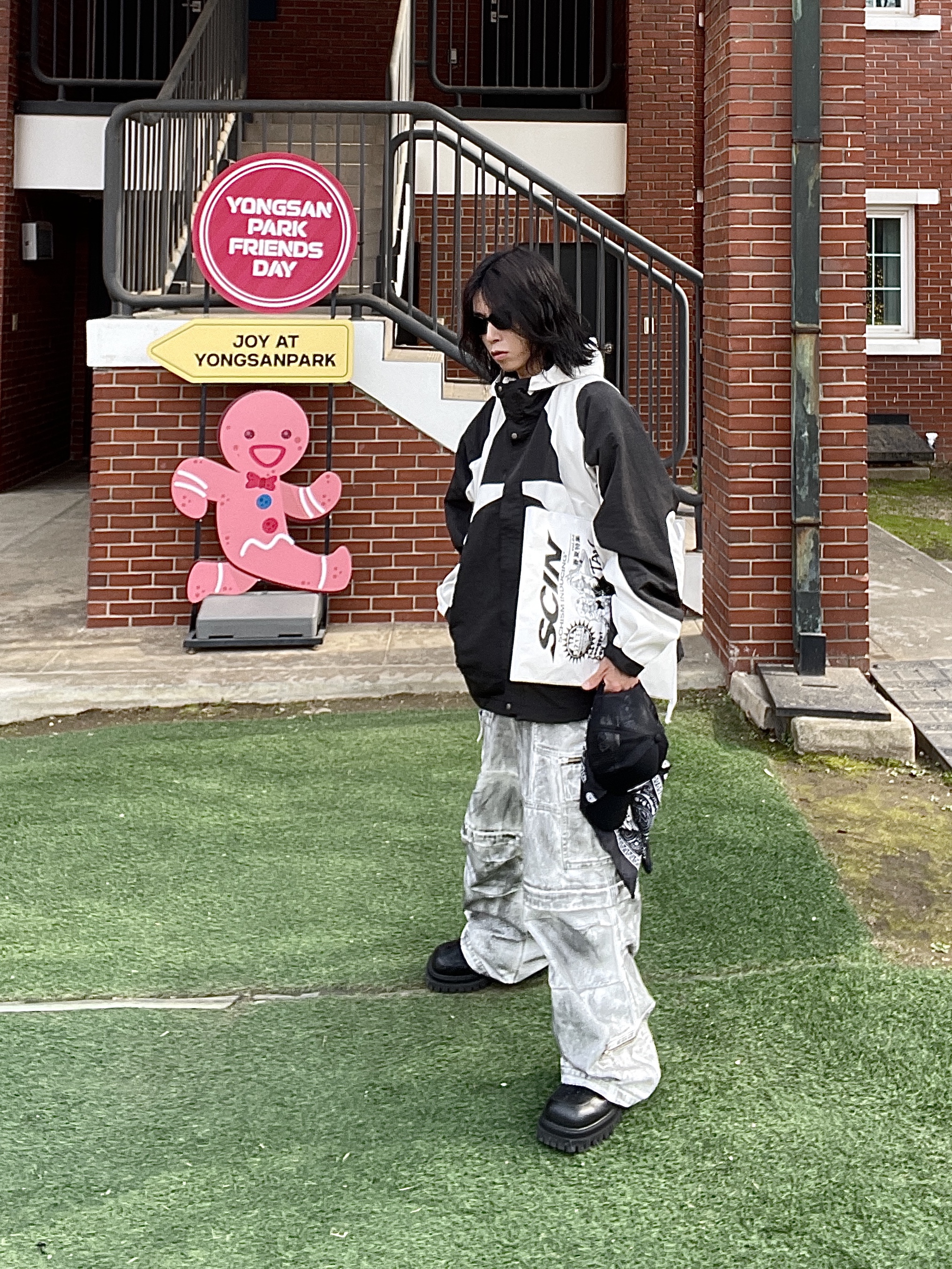 Gentle Monster x Maison Margiela MM007 Black Black 착용 스타일 - 8