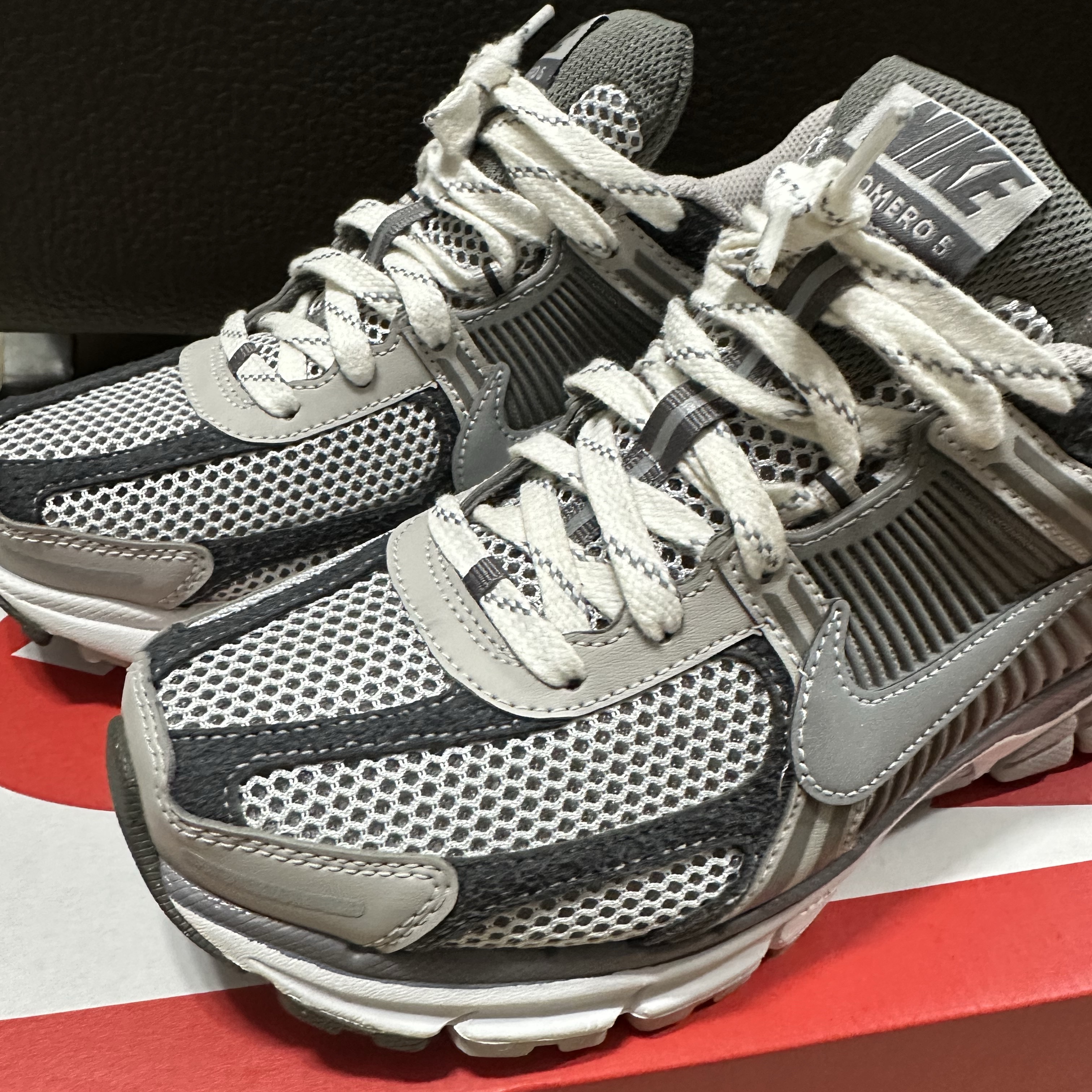 Nike Zoom Vomero 5 PRM Light Iron Ore and Flat Fewter 착용 스타일