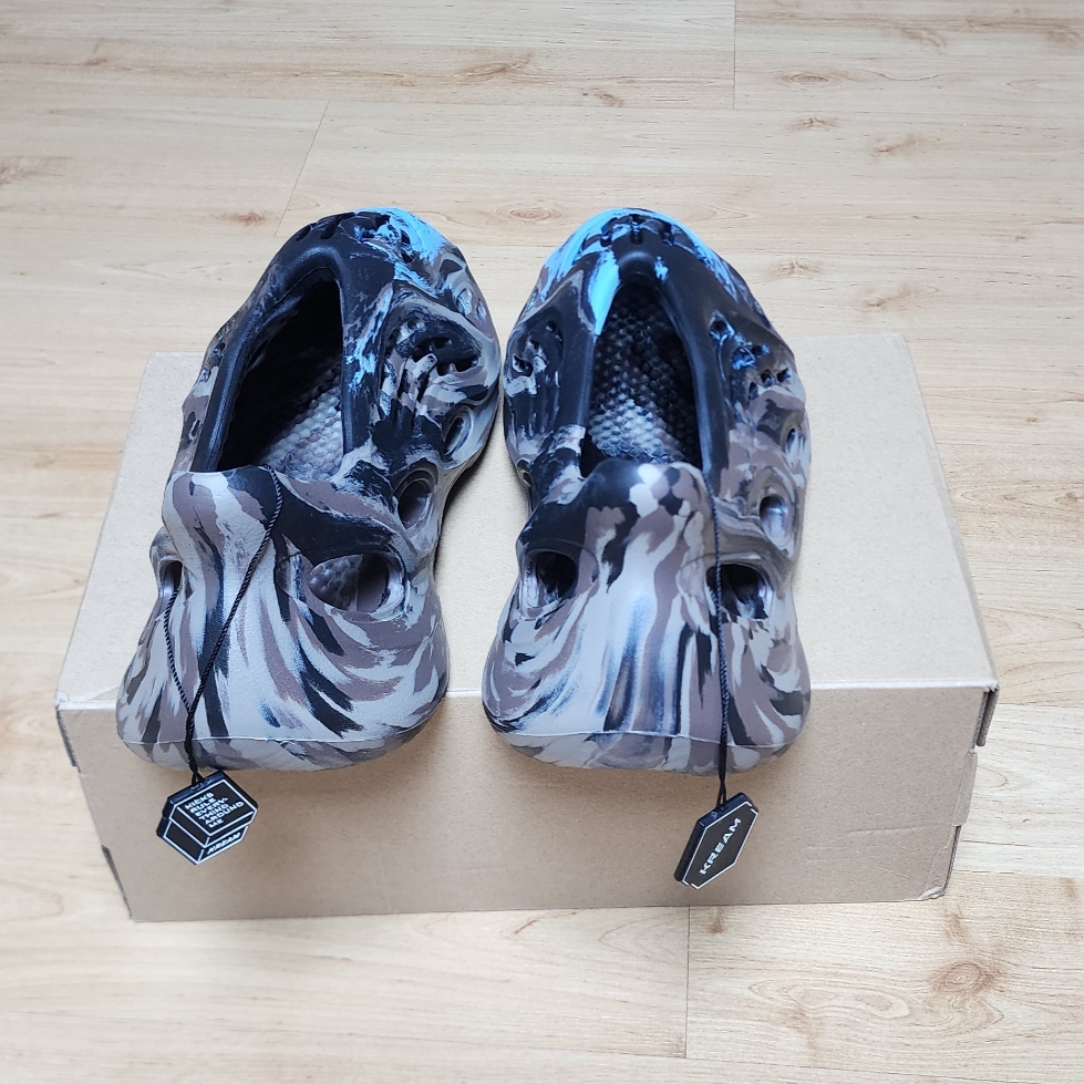 Adidas Yeezy Foam RNNR MX Cinder 착용 스타일 - 4