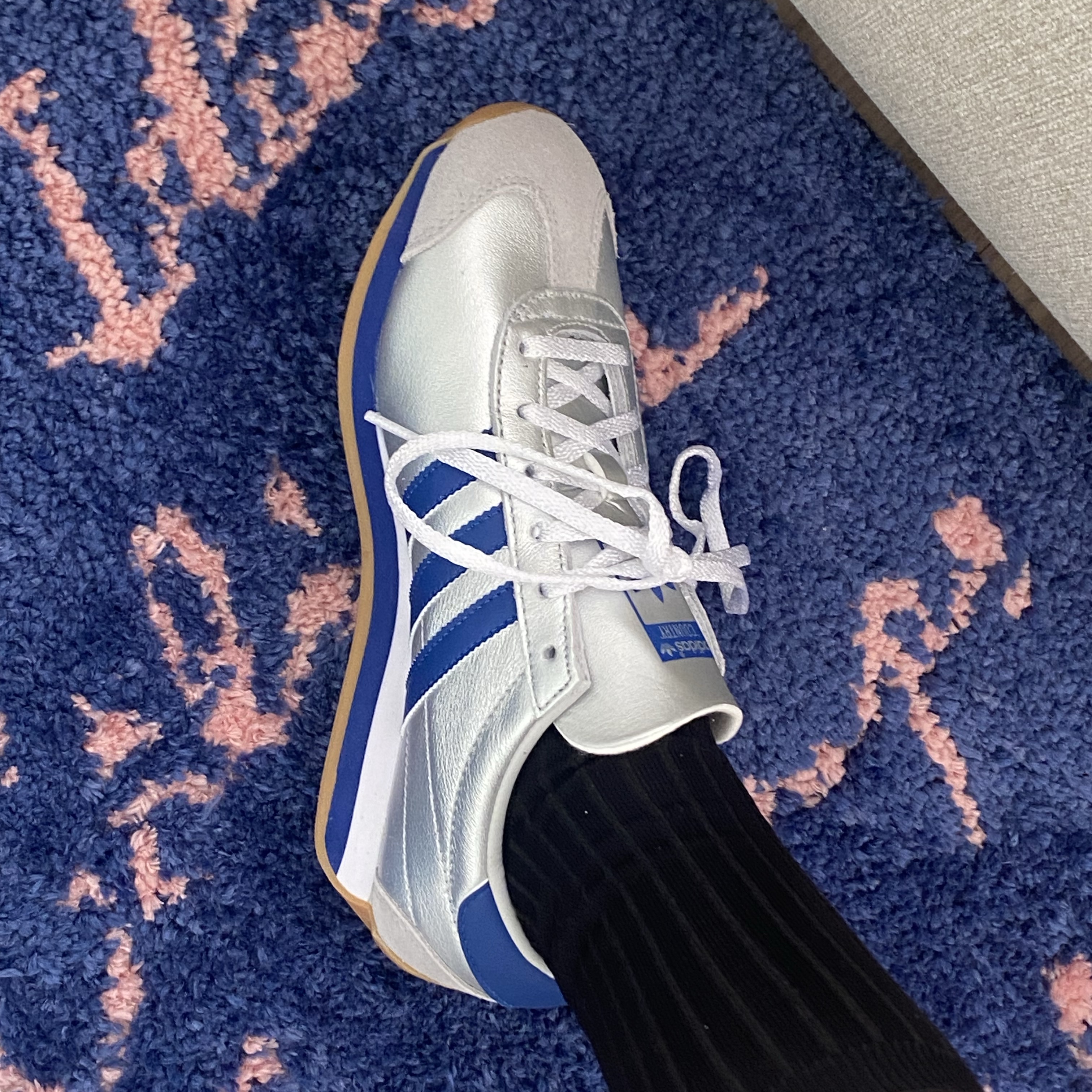Adidas Country OG Matte Silver Bright Blue 착용 스타일