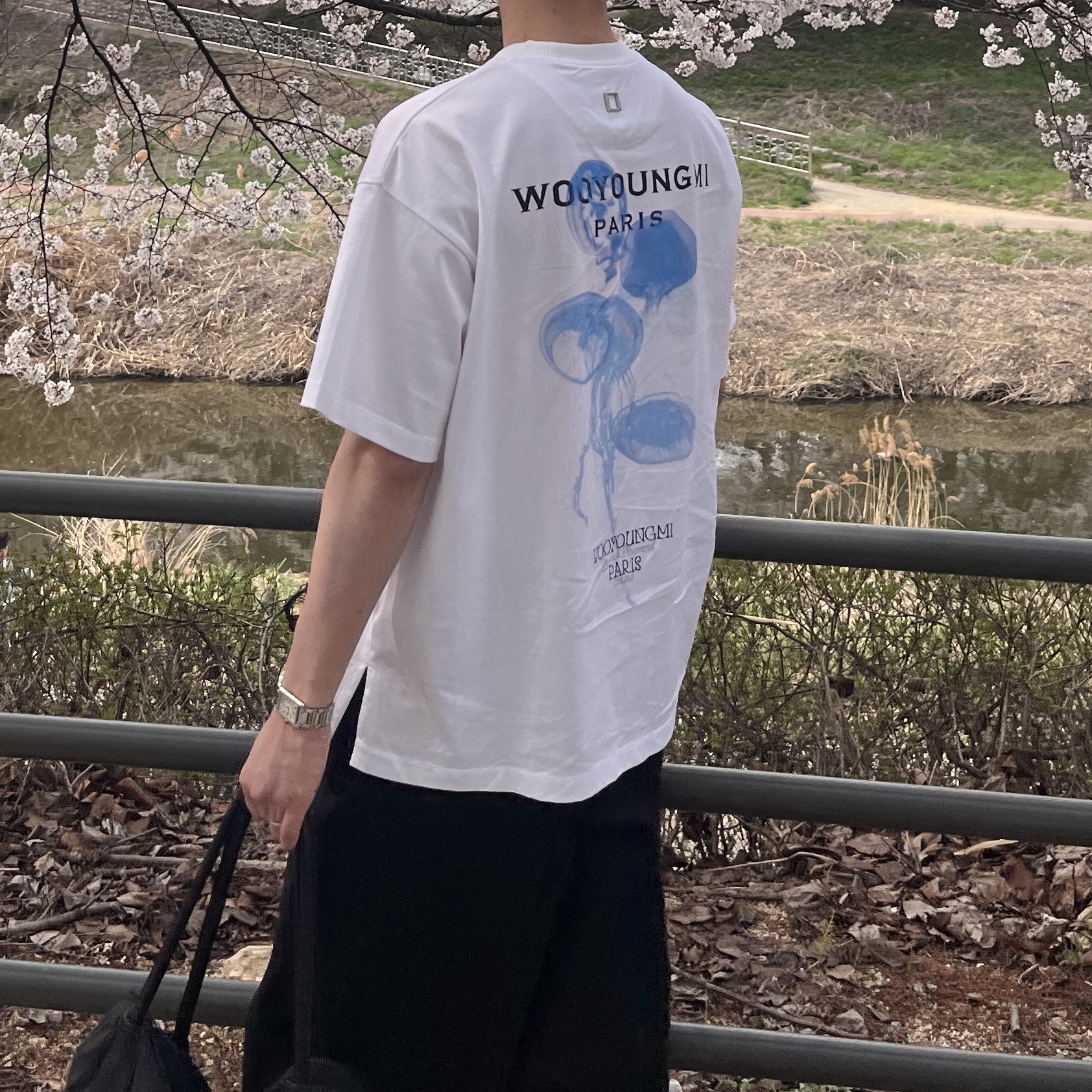 Cartier Tank Must Watch Large Quartz Steel Bracelet Steel, Wooyoungmi Luminous Jellyfish Back Logo T-Shirt White - 24SS 착용 스타일 - 1