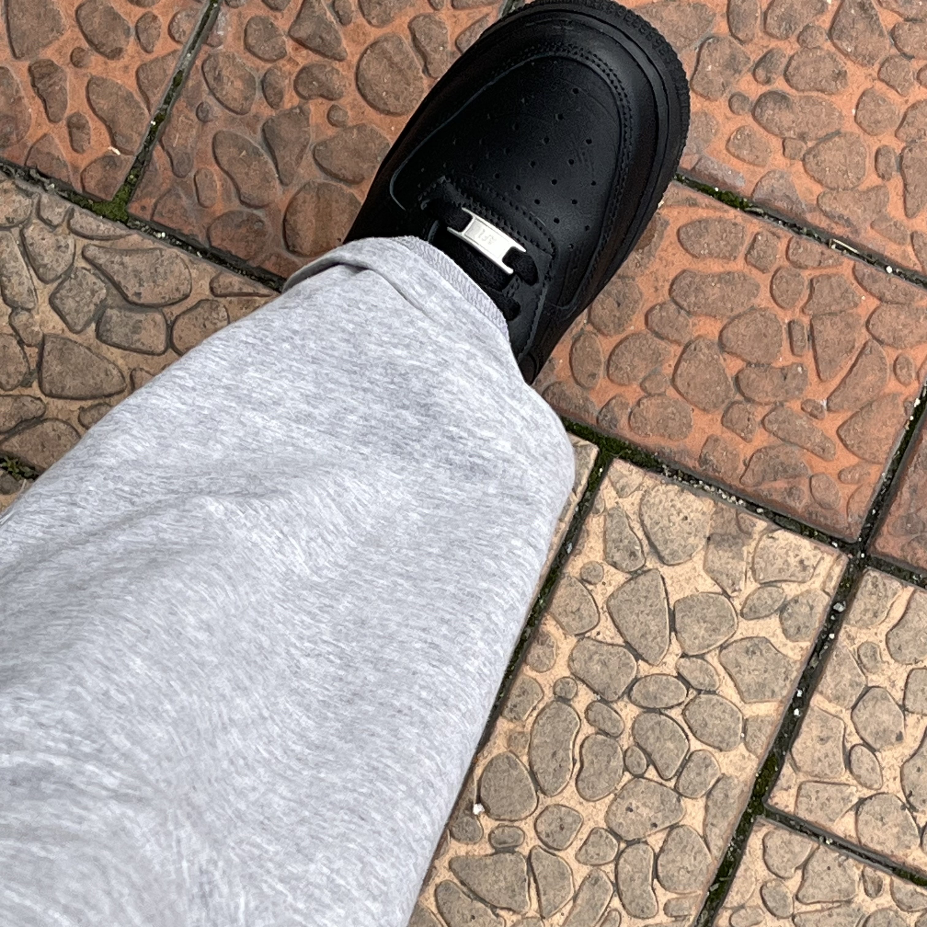 Nike Air Force 1 '07 Low Triple Black 착용 스타일 - 2